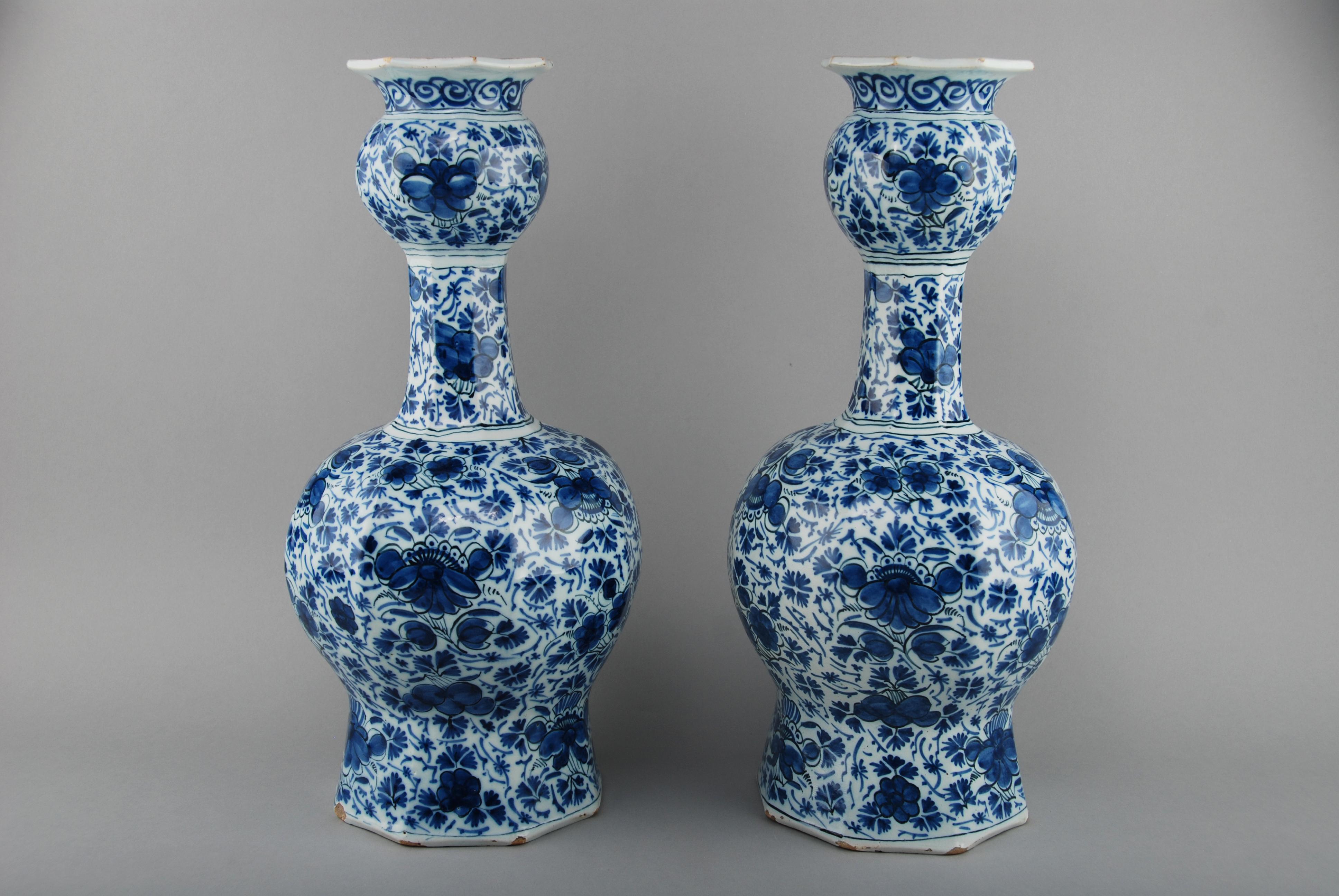 Zwei holländische Delfter Balustervasen mit floralem Dekor aus Blumen und Blättern.

Ort: Delft
Workshop: De Paauw (Der Pfau)
Eigentümer: David Gerritsz. Kam
Datum: 1705 - 1725

David Kam, der Sohn von Gerrit Kam, stammte aus einer Delfter