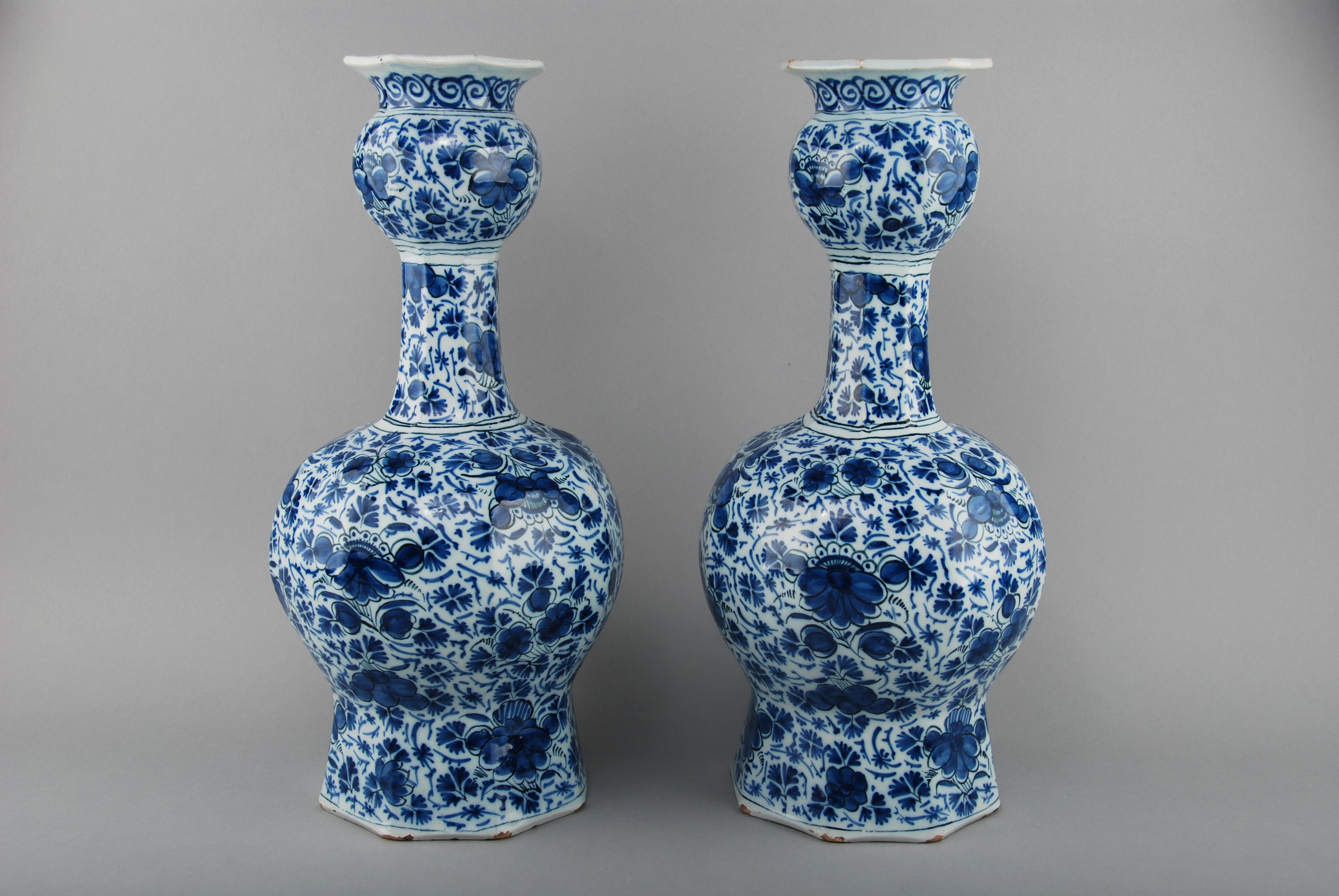 Set von zwei niederländischen Delfter Vasen, frühes 18. Jahrhundert (Barock)