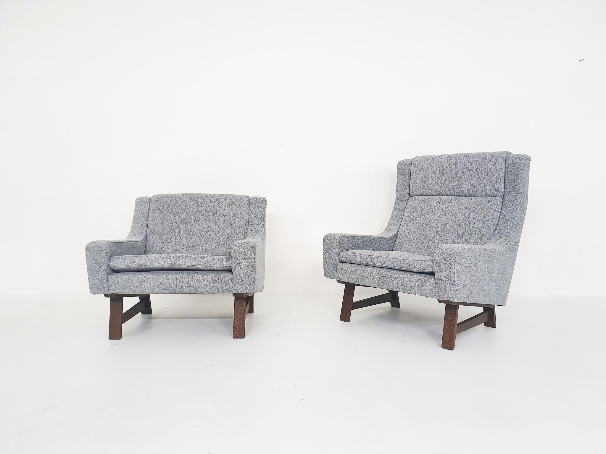 A beautiful set of lounge chairs probably made in Scandanavia or the Netherlands. The set consists of ahigh 