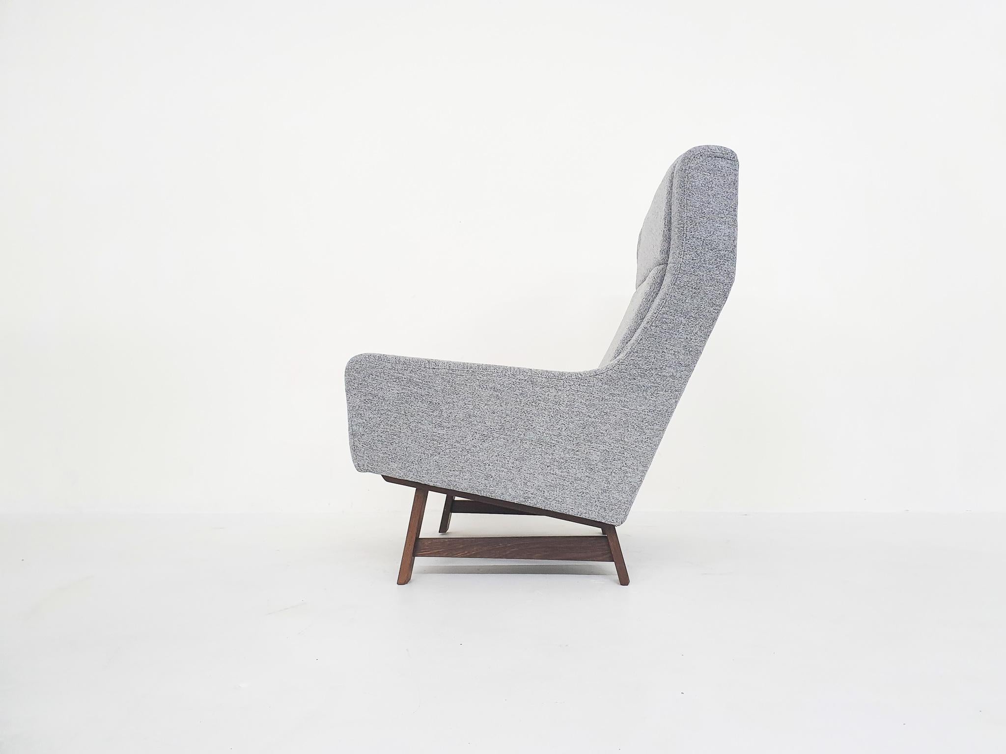 Tissu Ensemble de deux chaises longues de design néerlandais ou scandinave avec pieds en forme de wengé, années 1950 en vente