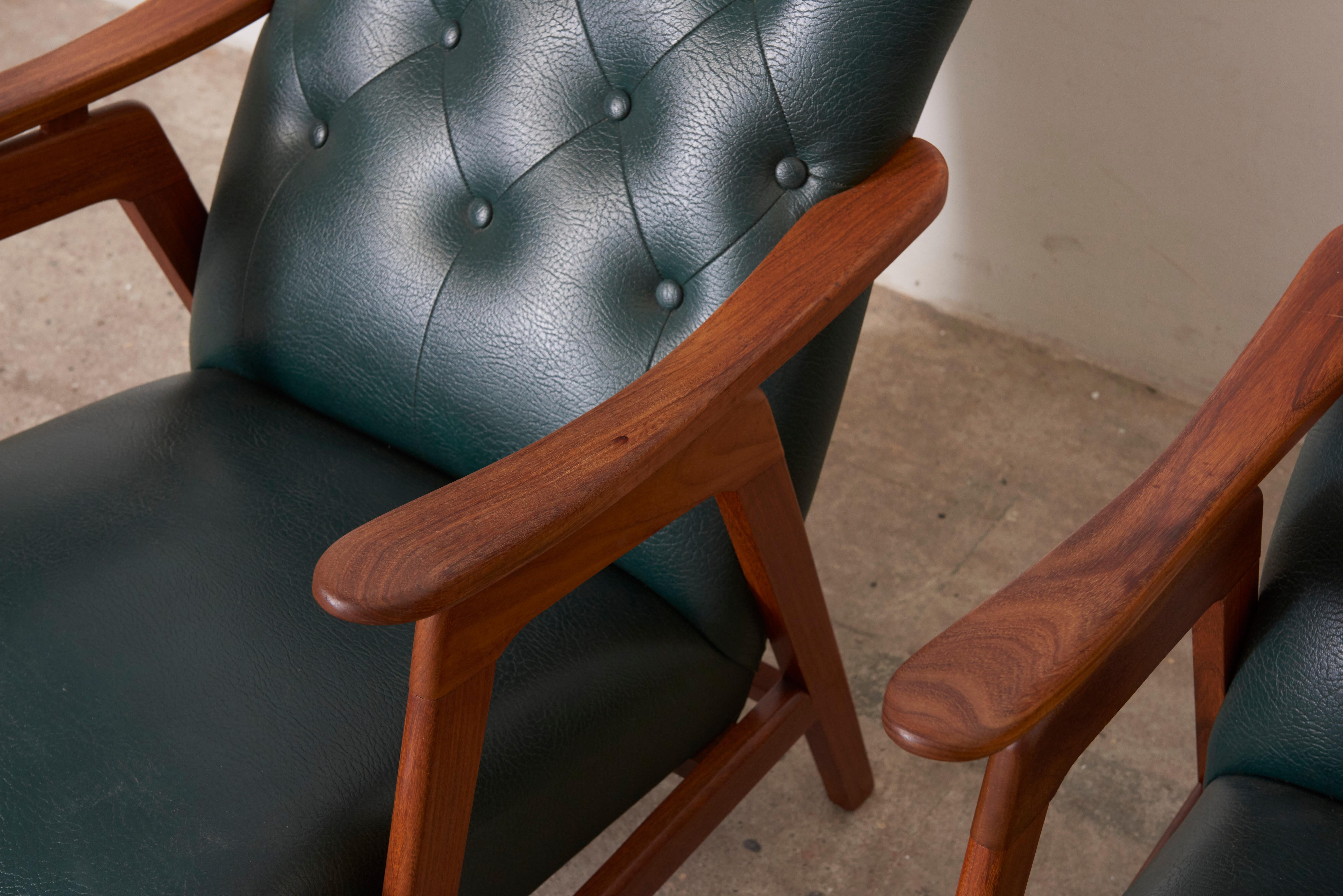 Fait main Ensemble de deux chaises à dossier à ailes de conception néerlandaise de Louis Van Teeffelen pour Webe, années 1960 en vente