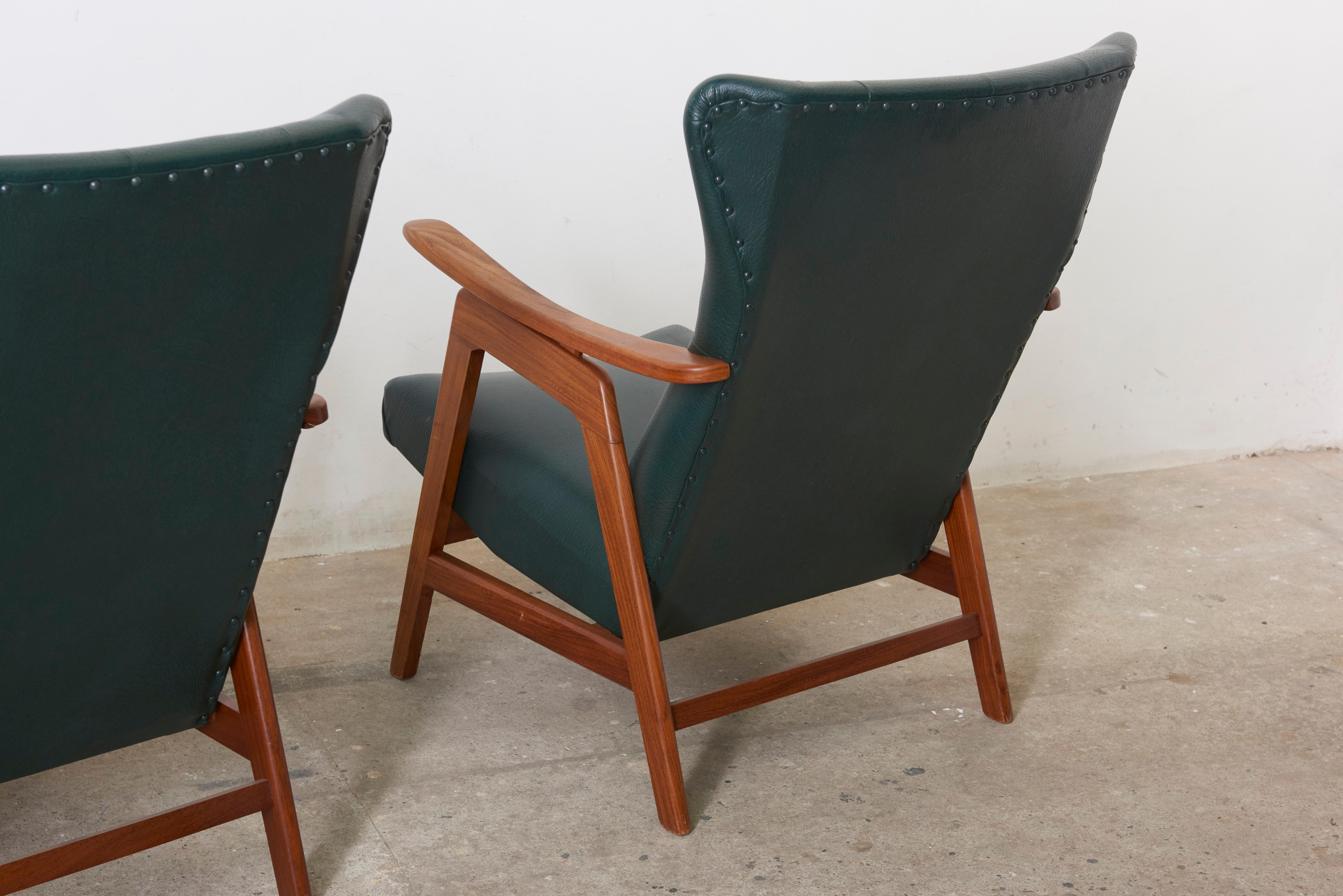 Milieu du XXe siècle Ensemble de deux chaises à dossier à ailes de conception néerlandaise de Louis Van Teeffelen pour Webe, années 1960 en vente