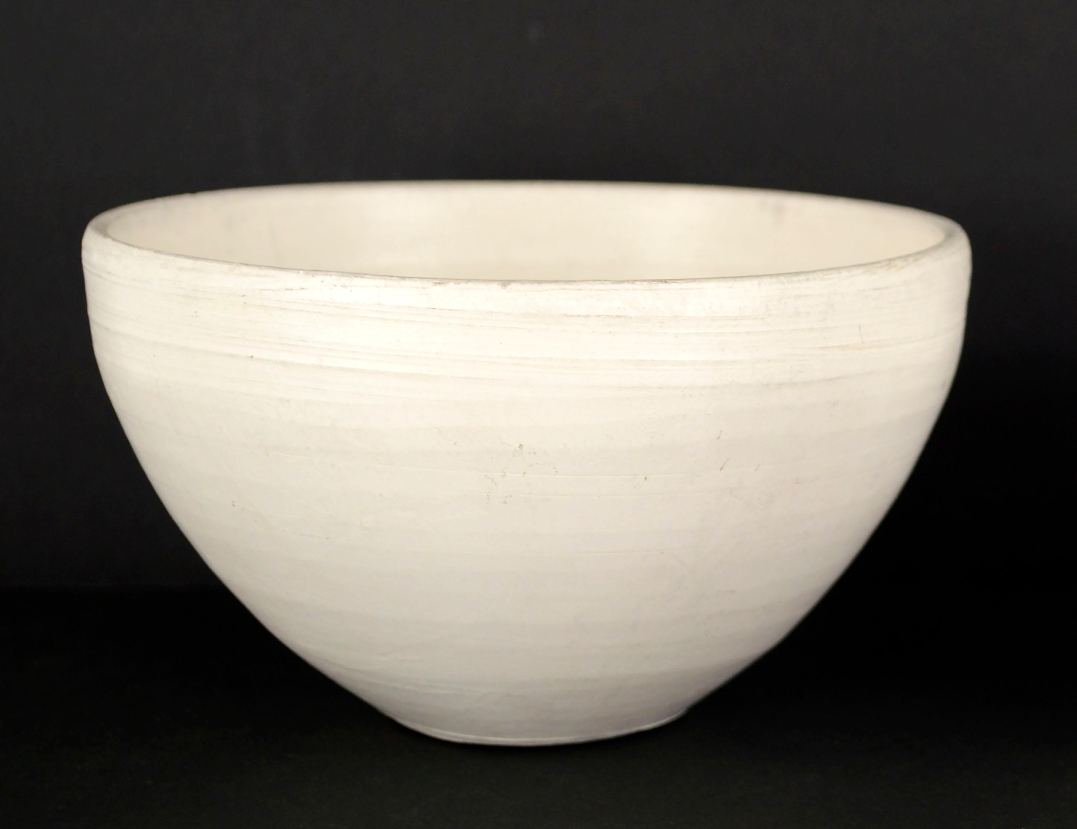 Organic Modern Set of Two Early 1940s White Matte Pottery Bowls For Sale