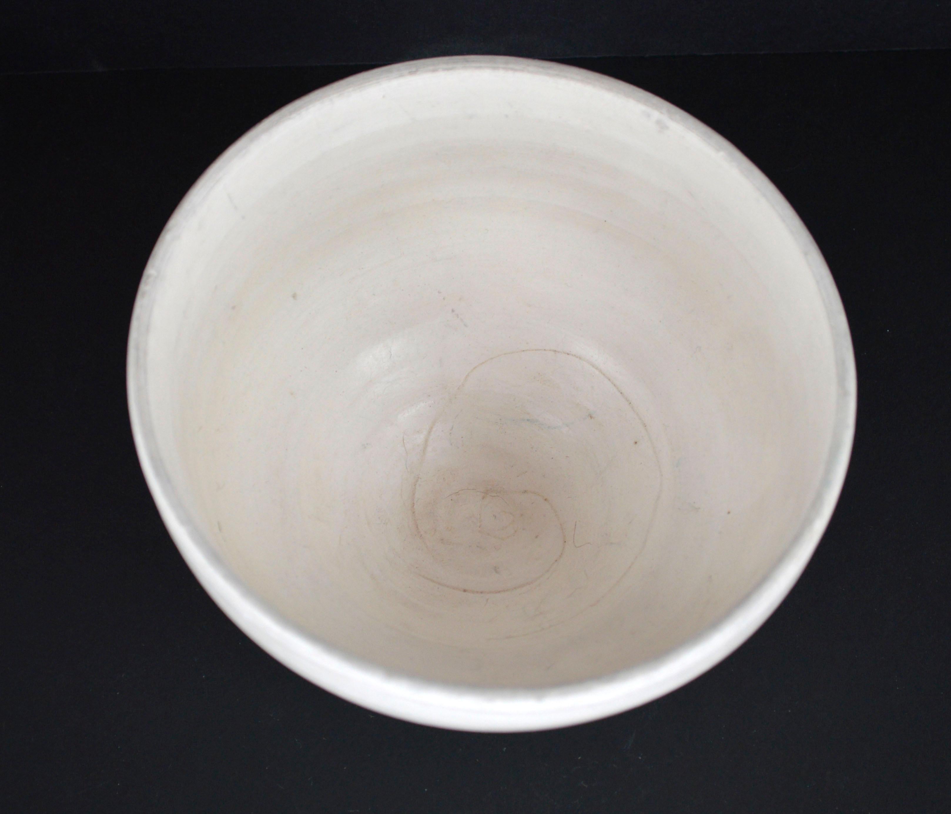 Clay Set of Two Early 1940s White Matte Pottery Bowls For Sale