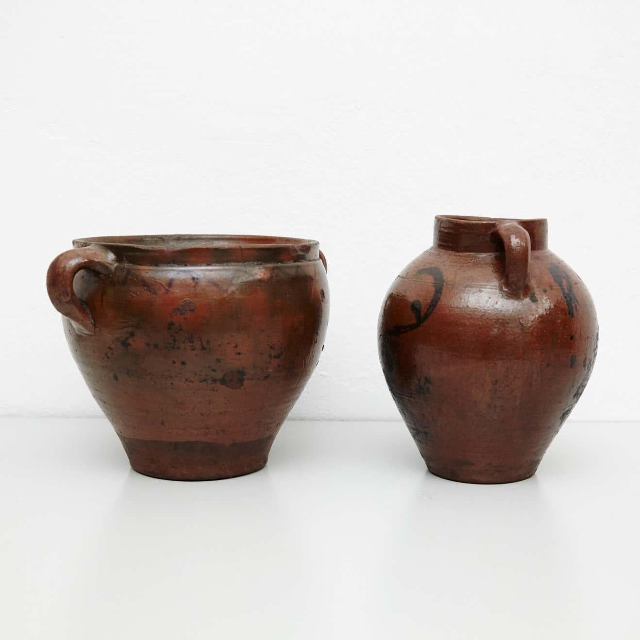 Set di due ceramiche tradizionali rustiche dipinte a mano dell'inizio del XX secolo.
Di un artigiano sconosciuto, Francia.
In condizioni originali, con lievi usure dovute all'età e all'uso, che conservano una bella