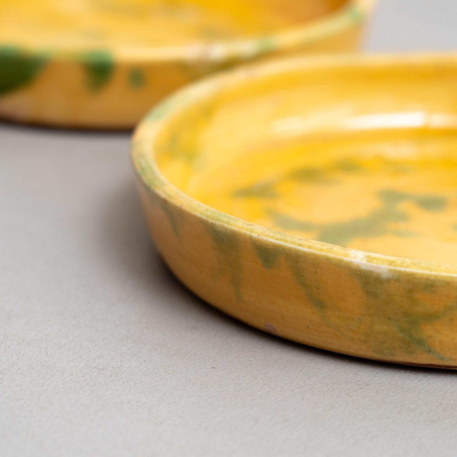 Francese Set di due pezzi di ceramica tradizionale rustica dipinta a mano dell'inizio del XX secolo in vendita