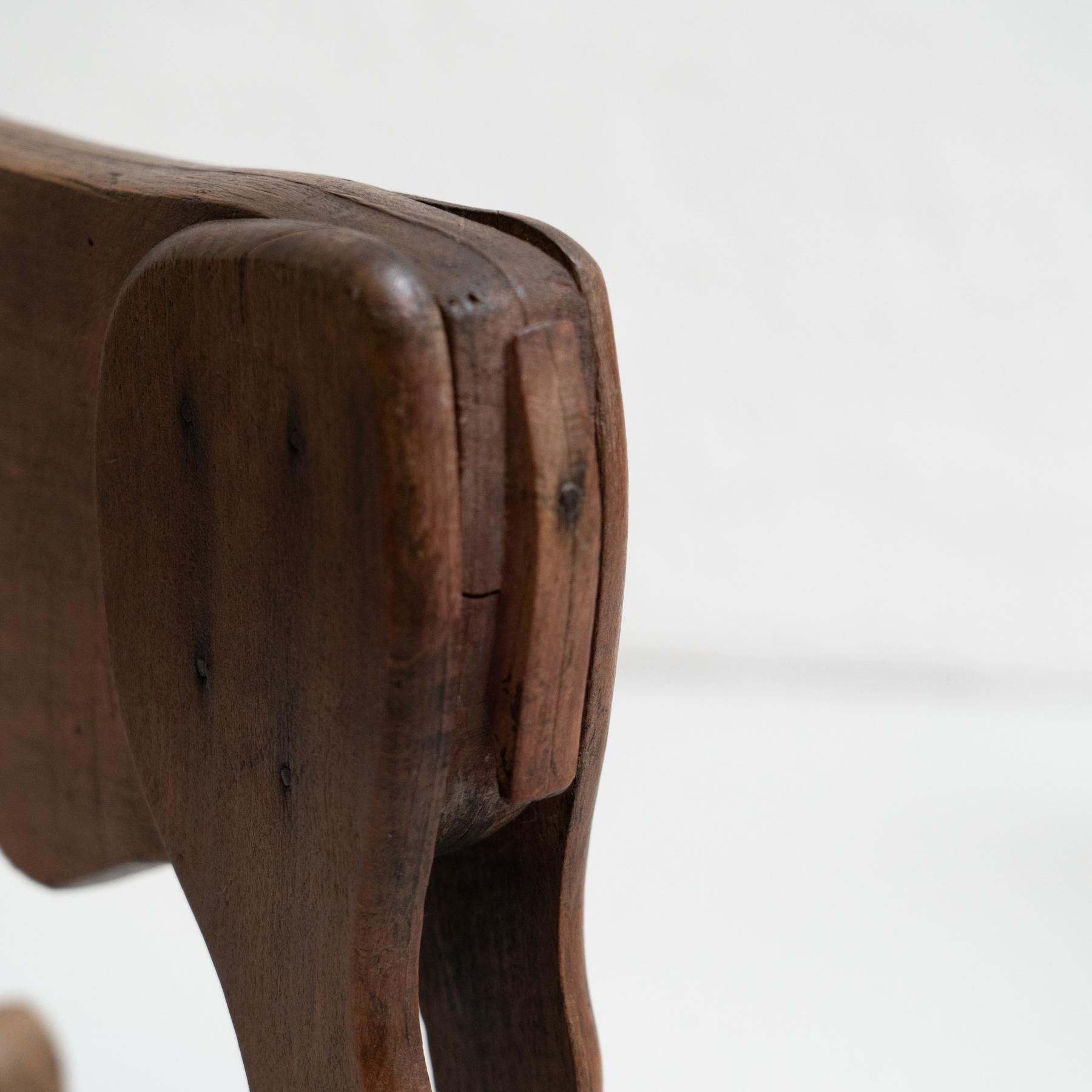 Ensemble de deux sculptures de vaches rustiques traditionnelles en bois du début du 20e siècle en vente 9