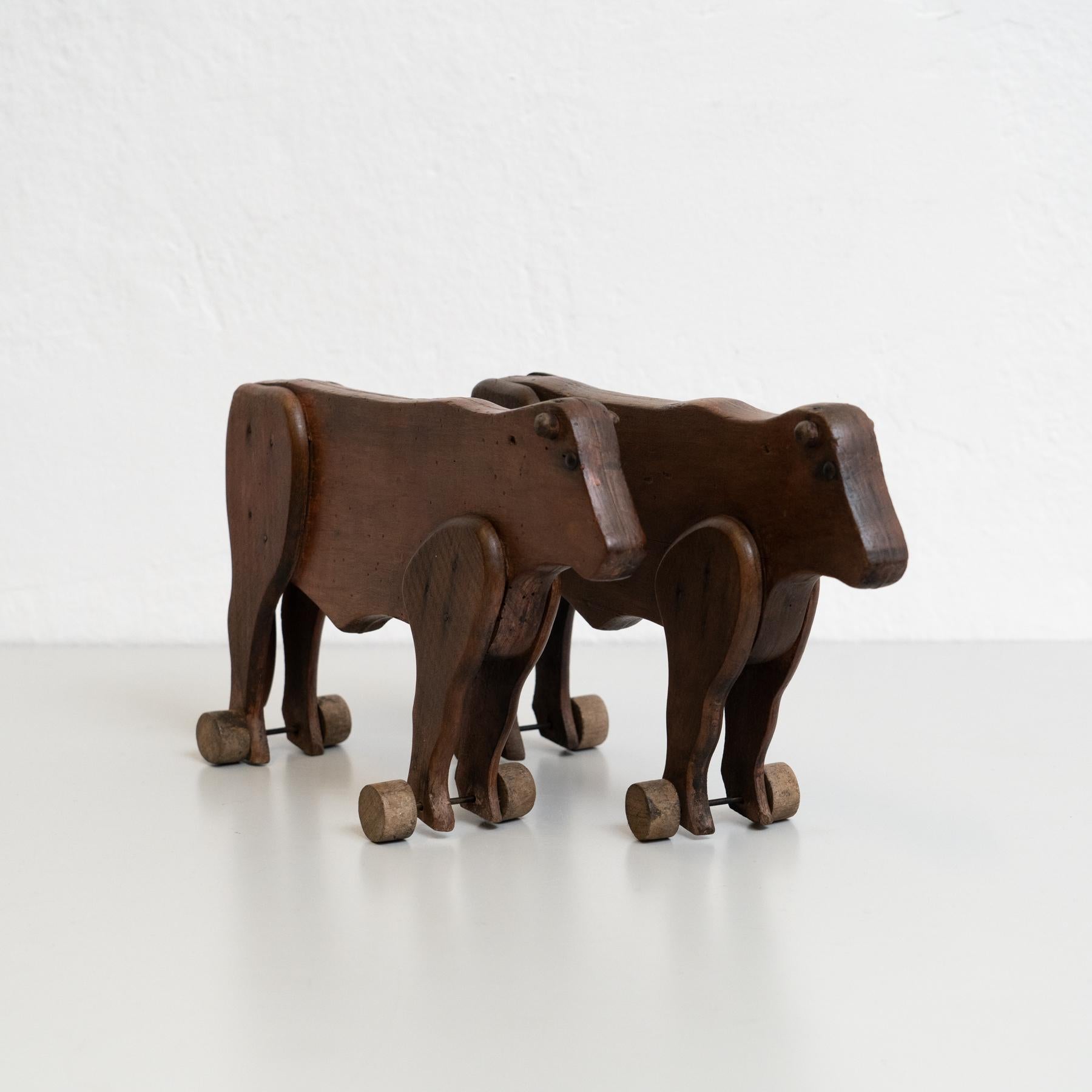 Set of Two Early 20th Century Rustic Traditional Wood Cow Sculptures In Good Condition For Sale In Barcelona, Barcelona