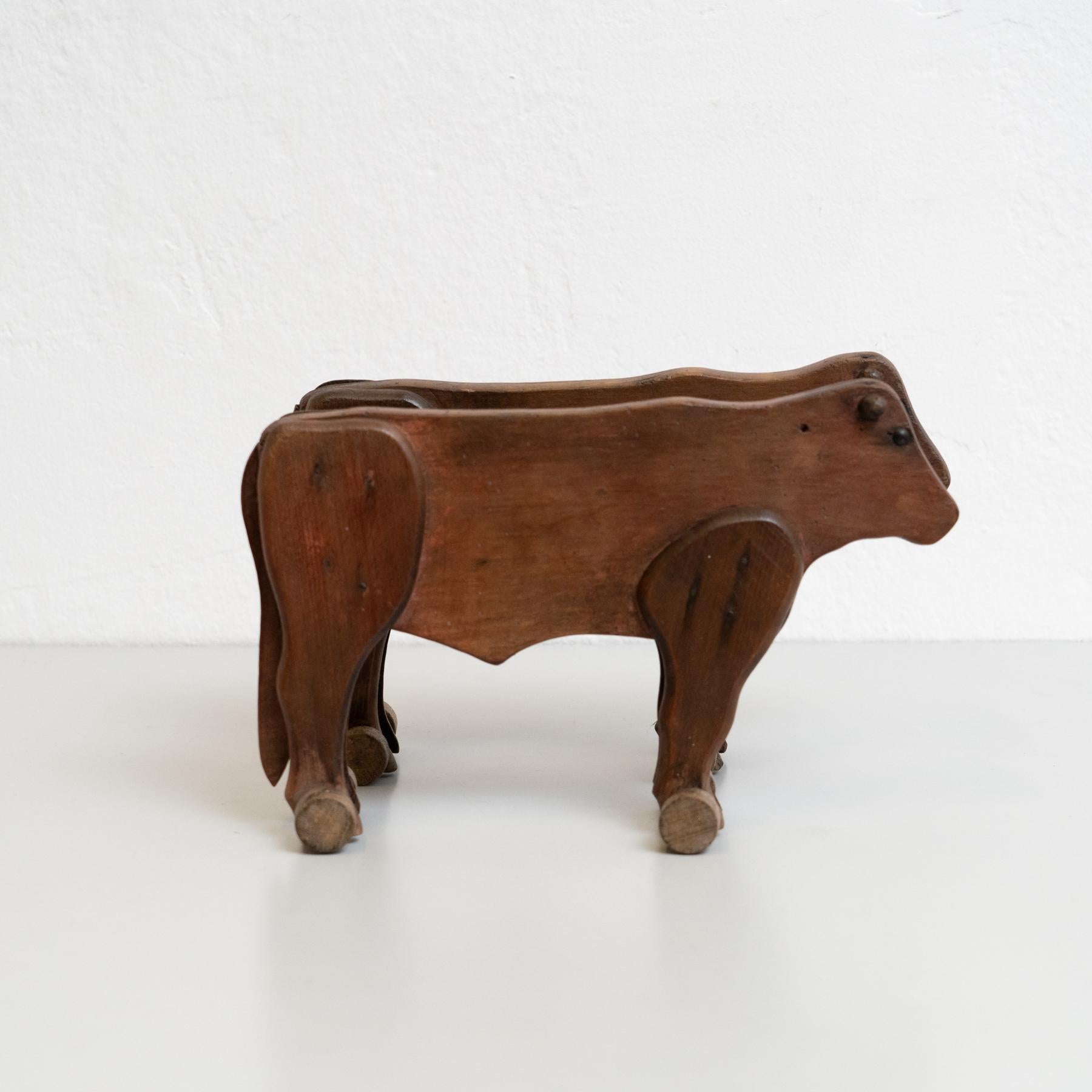 Set of Two Early 20th Century Rustic Traditional Wood Cow Sculptures For Sale 1