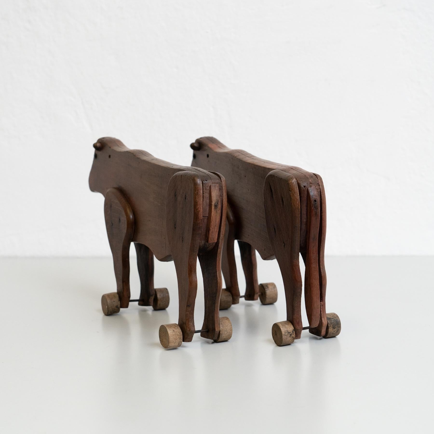 Set of Two Early 20th Century Rustic Traditional Wood Cow Sculptures For Sale 4