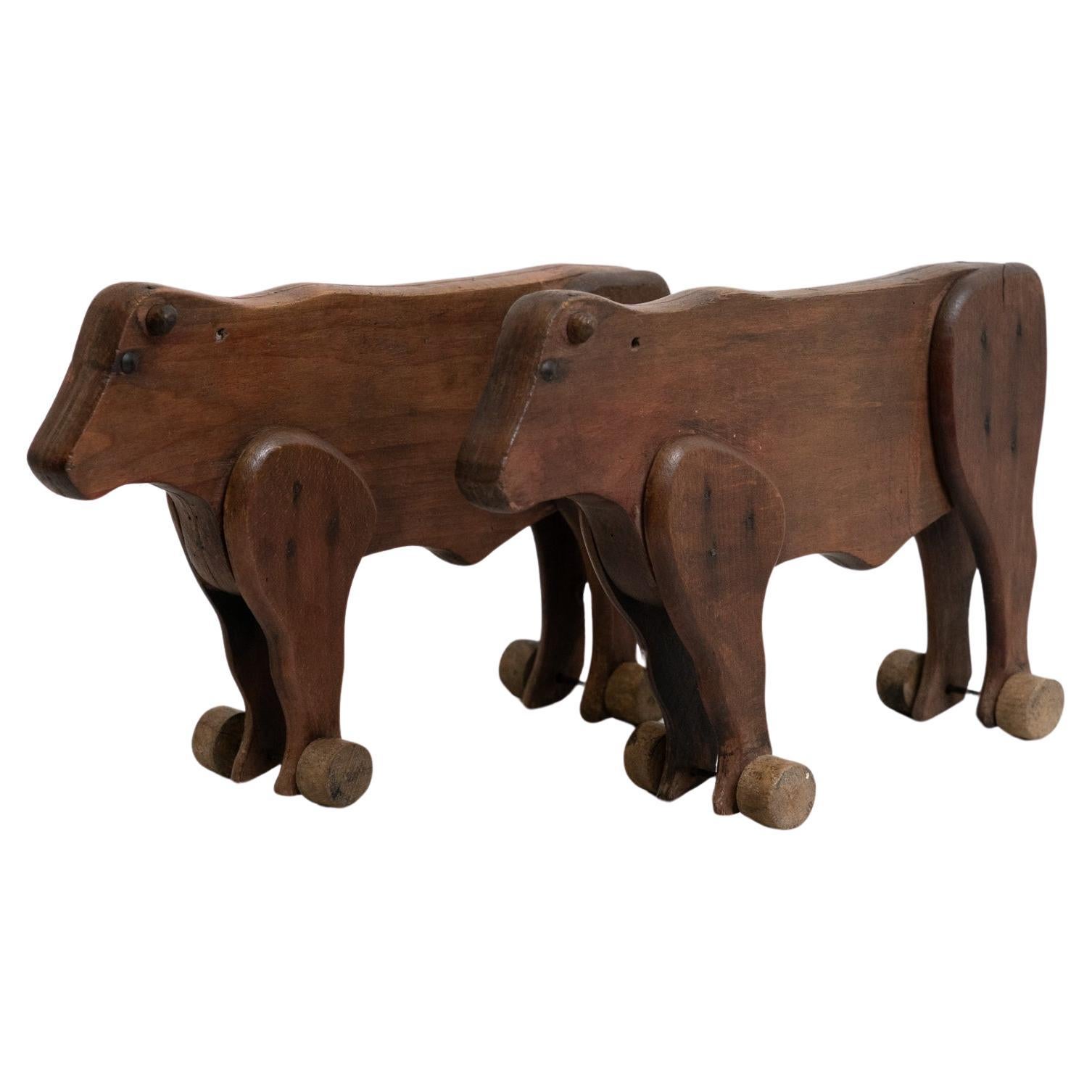 Ensemble de deux sculptures de vaches rustiques traditionnelles en bois du début du 20e siècle