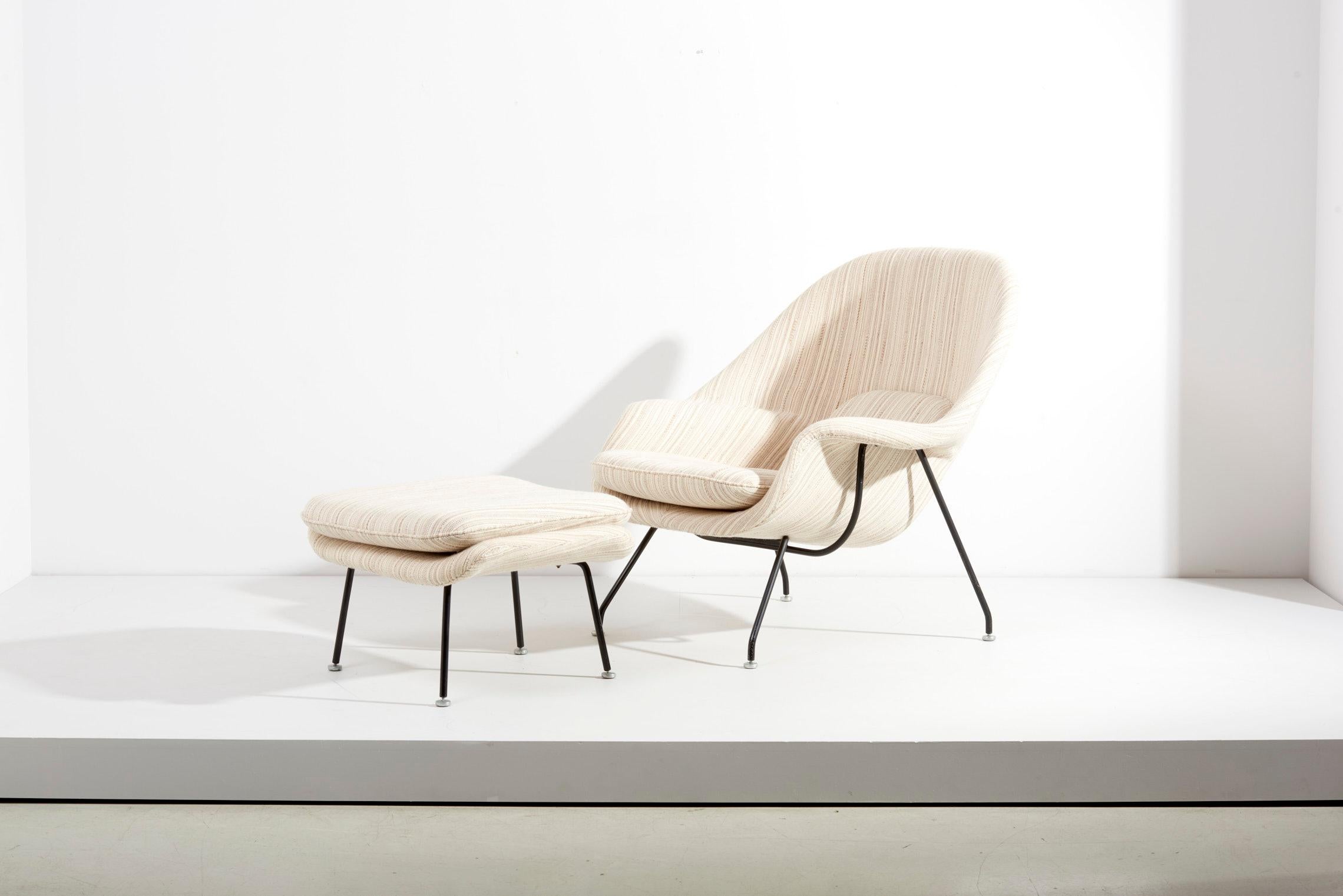 Mid-Century Modern Set of Two beige Eero Saarinen Womb Chair and Ottoman for Knoll, USA, 1960s  For Sale