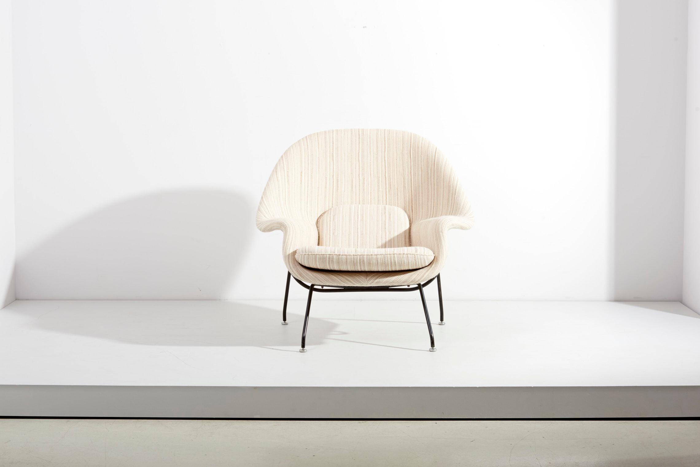 Set of Two beige Eero Saarinen Womb Chair and Ottoman for Knoll, USA, 1960s In Excellent Condition For Sale In Berlin, DE