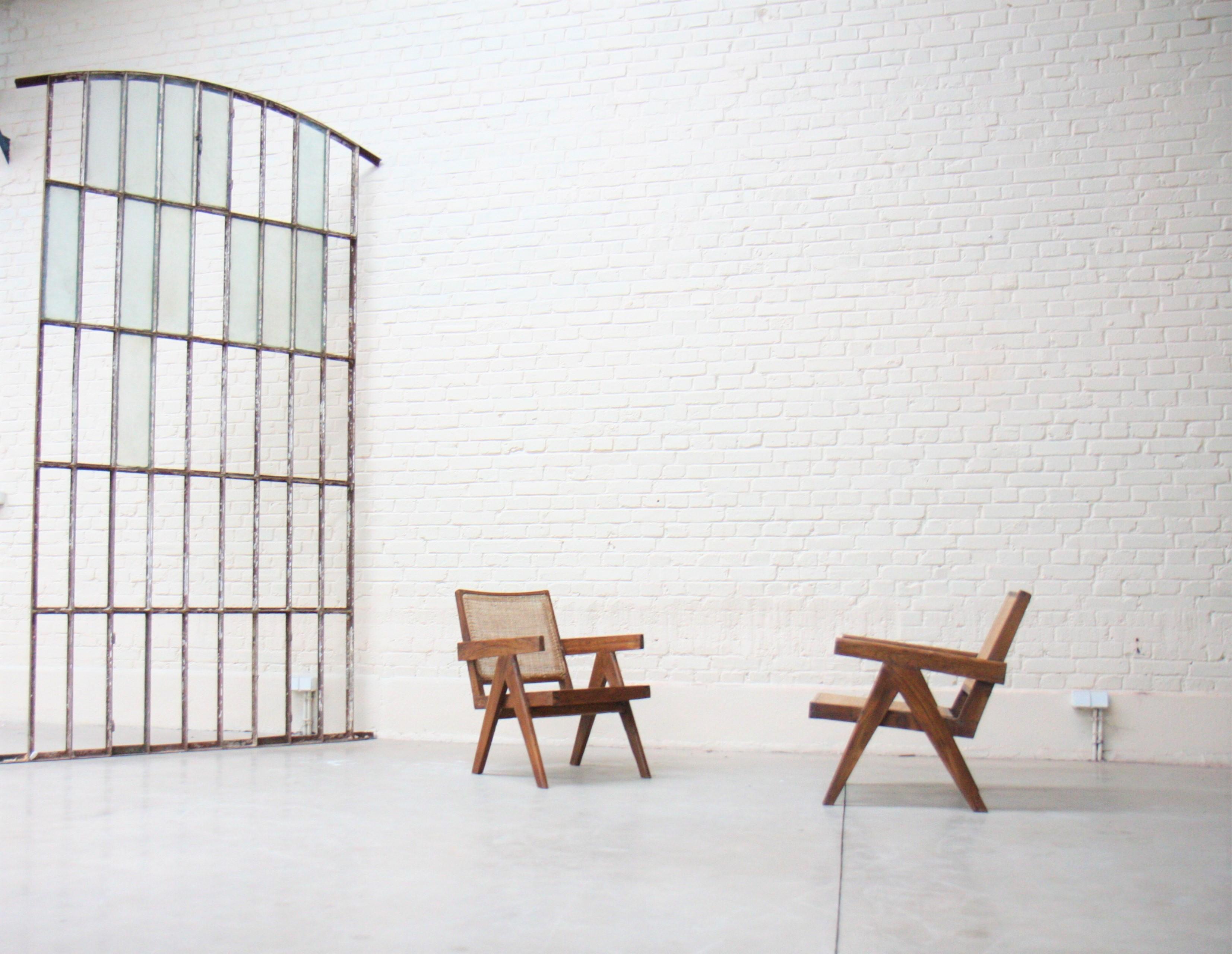 En teck, avec des dossiers profilés et légèrement courbés et une assise courbée. Les accoudoirs détectés et profilés et les pieds latéraux au design compas. Assise et dossier en canne.
Légère différence d'une chaise à l'autre,
vers 1955.

Mesures :