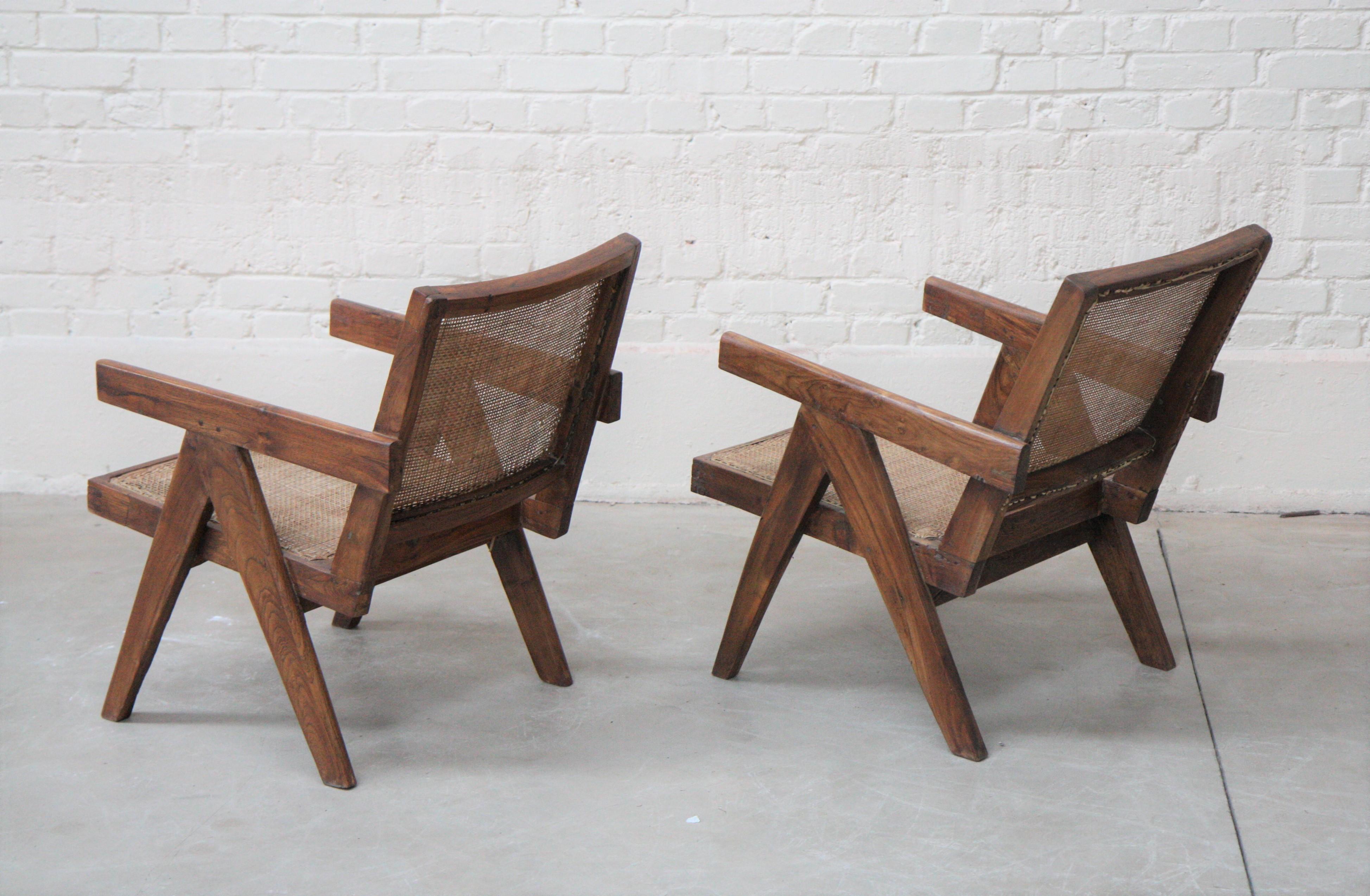 Satz von zwei „Easy Sesseln“ um 1955 von Pierre Jeanneret '1896-1967' (Teakholz) im Angebot