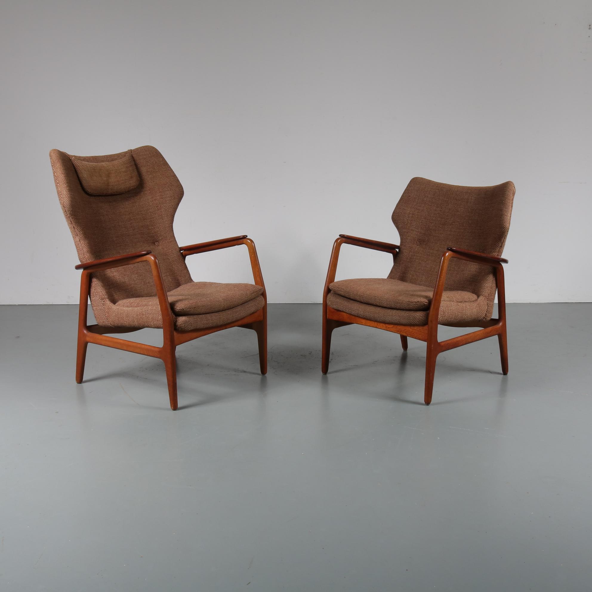 Stunning set of two Bovenkamp easy chairs designed by Aksel Bender Madsen and manufactured by Bovenkamp, circa 1950.

The set contains one highback (97 cm) and one lowback (82 cm) 