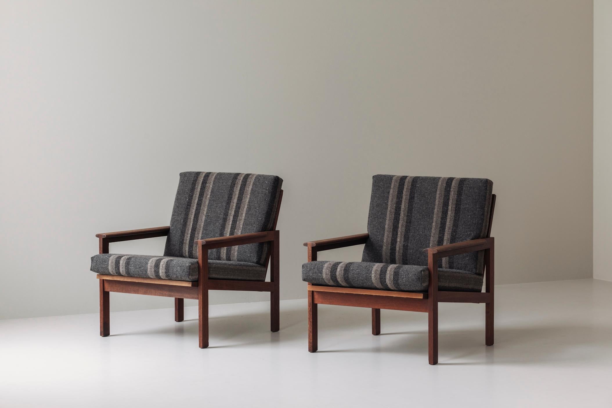 Ensemble de deux fauteuils conçus par Illum Wikkelsø pour N. Eilersen, Danemark 1959. Il s'agit du modèle N°4 Capella easy chair, composé d'une structure en teck massif et d'un revêtement en laine fraîche de Jan Jan van Essche. Belle et élégante