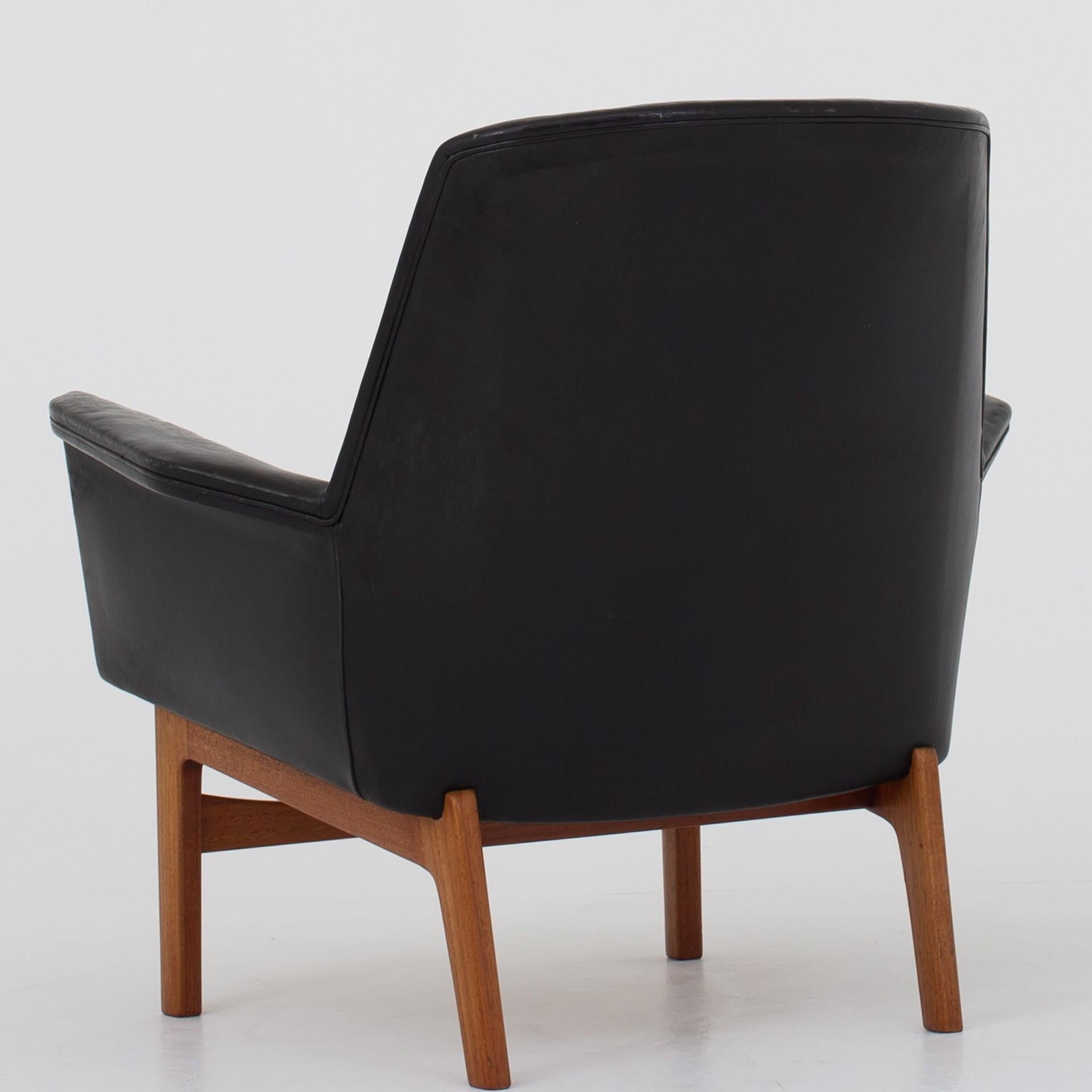 Set aus zwei einfachen Stühlen mit Hocker von Tove & Edvard Kindt Larsen (Skandinavische Moderne) im Angebot