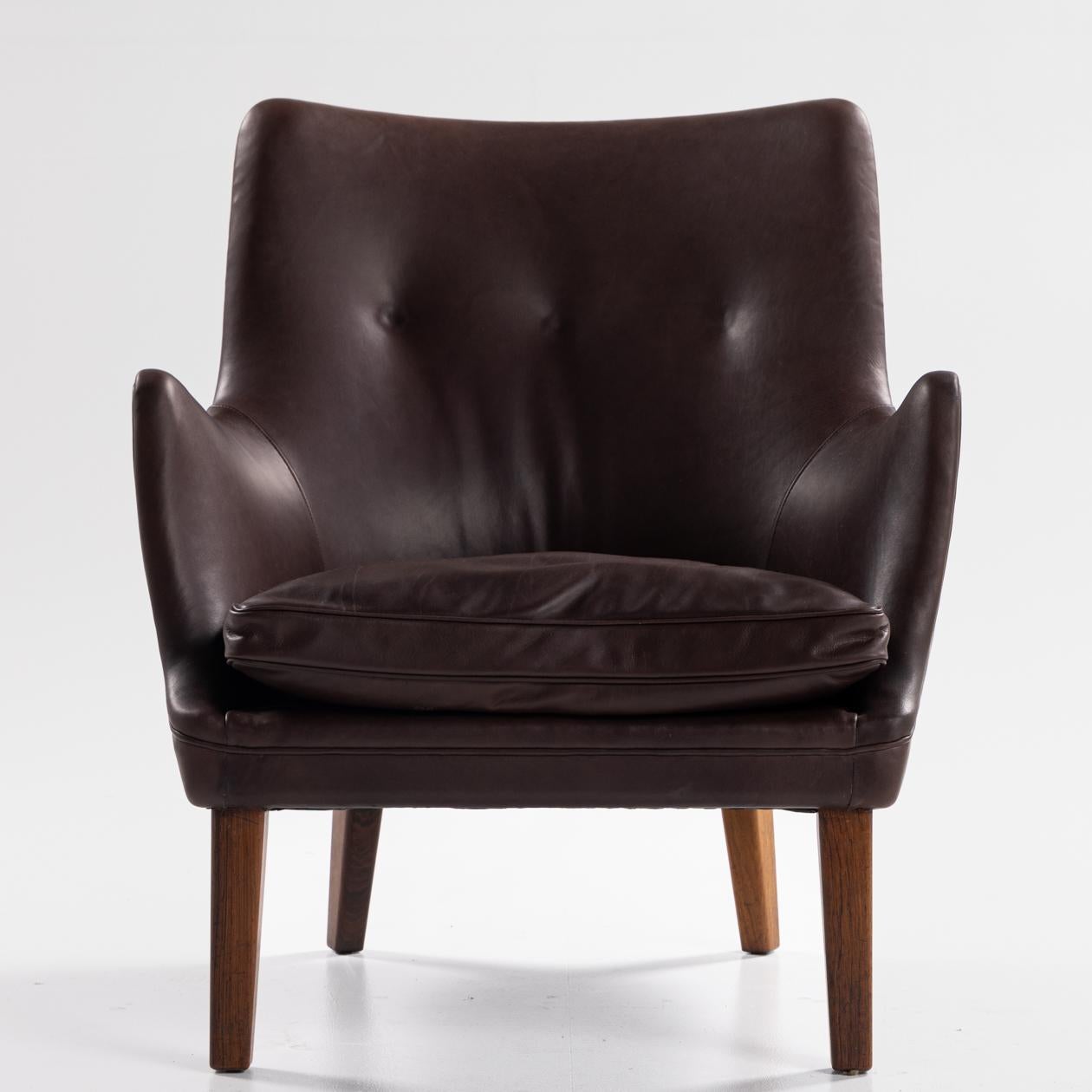 AV 53 - Easy chairs in new aniline leather (Victoria, colour: Ebony) with legs in solid Rio rosewood. Arne Vodder / Ivan Schlechter