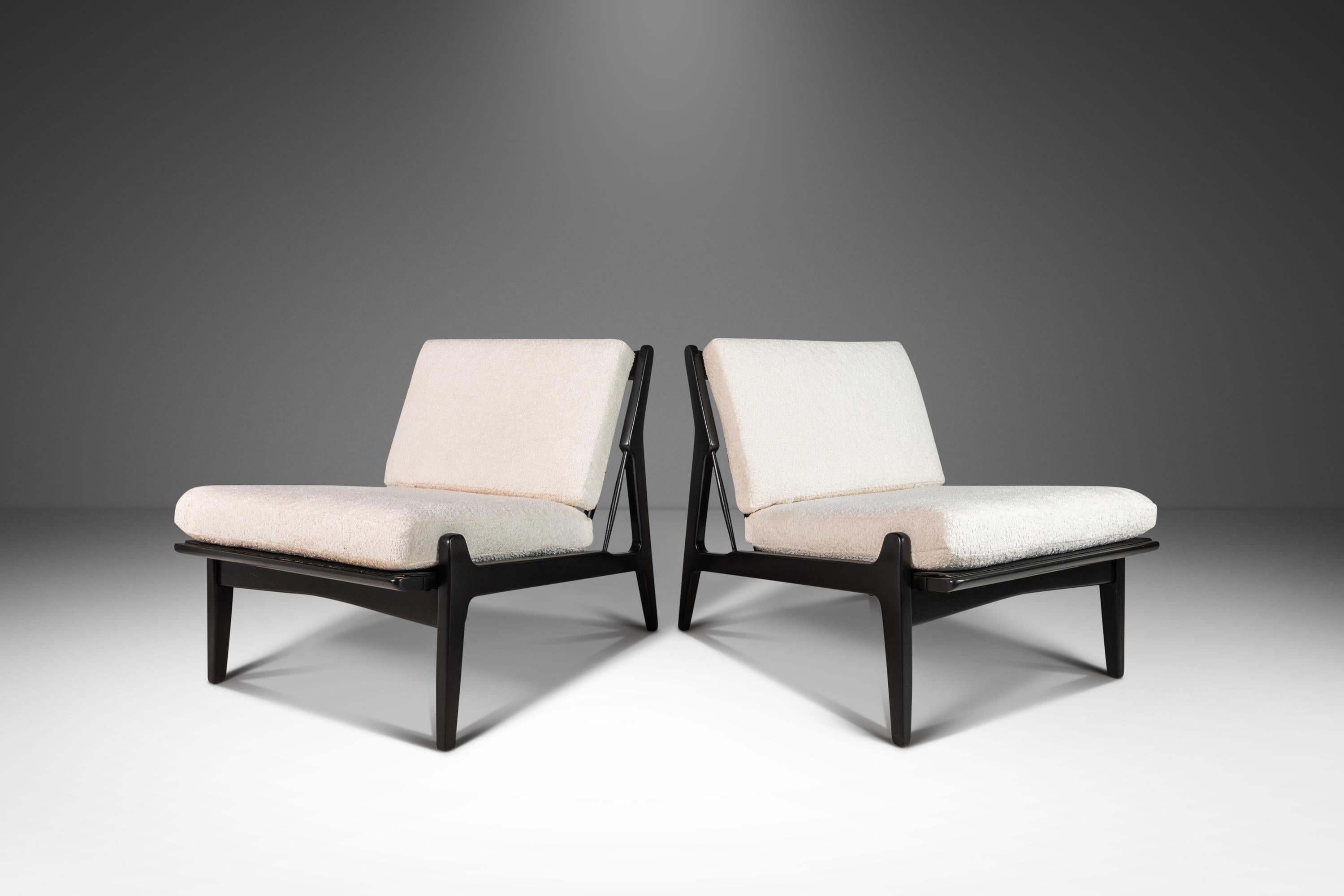 Conçu par l'artisan danois visionnaire Ib Kofod Larsen au début des années 1950, ce modèle de chaise précède sa chaise 