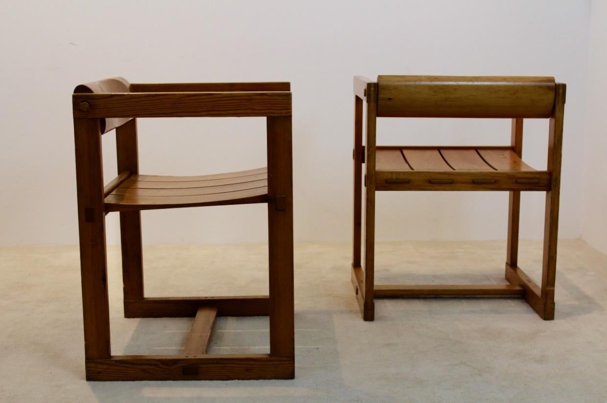 Scandinave moderne Ensemble de deux chaises de salle à manger en pin Edvin Helseth avec accoudoirs, Trybo Norvège en vente