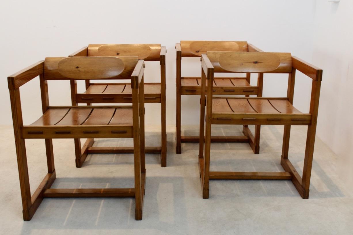 Norvégien Ensemble de deux chaises de salle à manger en pin Edvin Helseth avec accoudoirs, Trybo Norvège en vente