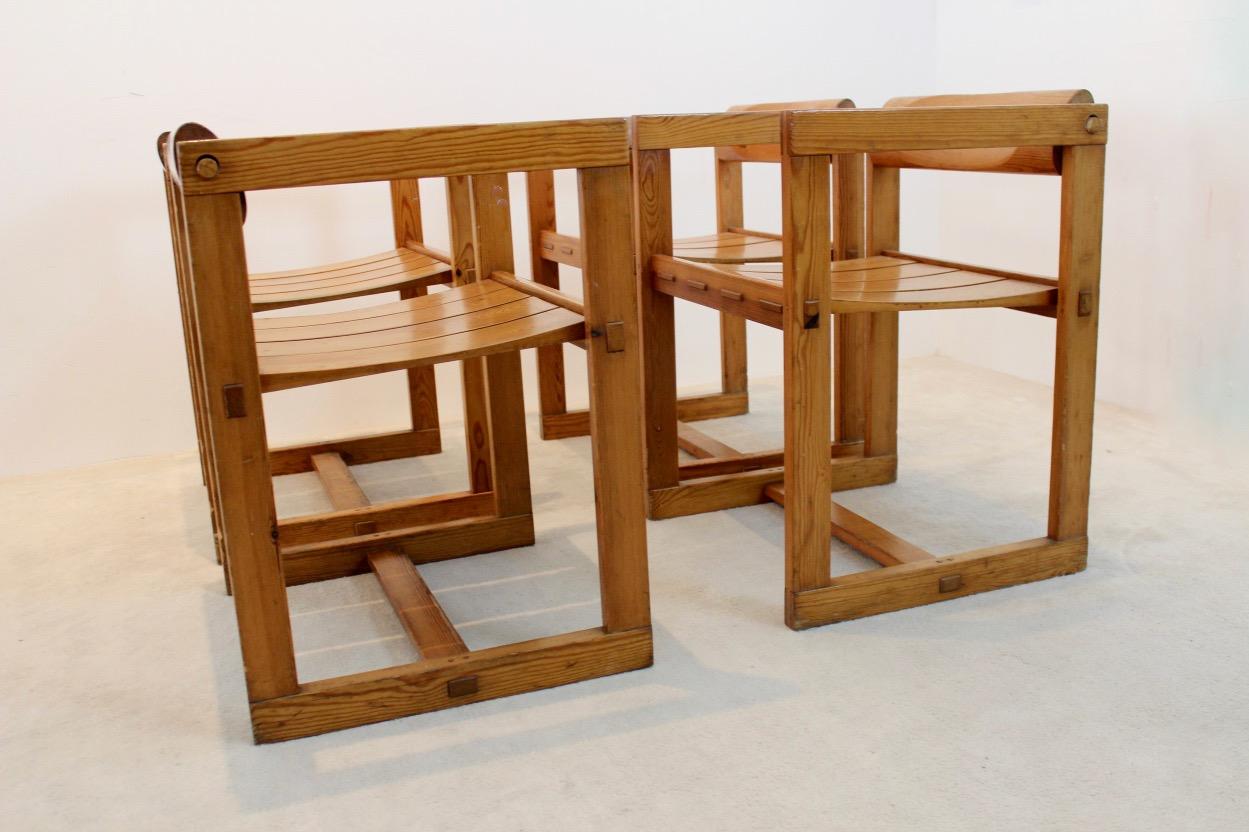 Ensemble de deux chaises de salle à manger en pin Edvin Helseth avec accoudoirs, Trybo Norvège en vente 1