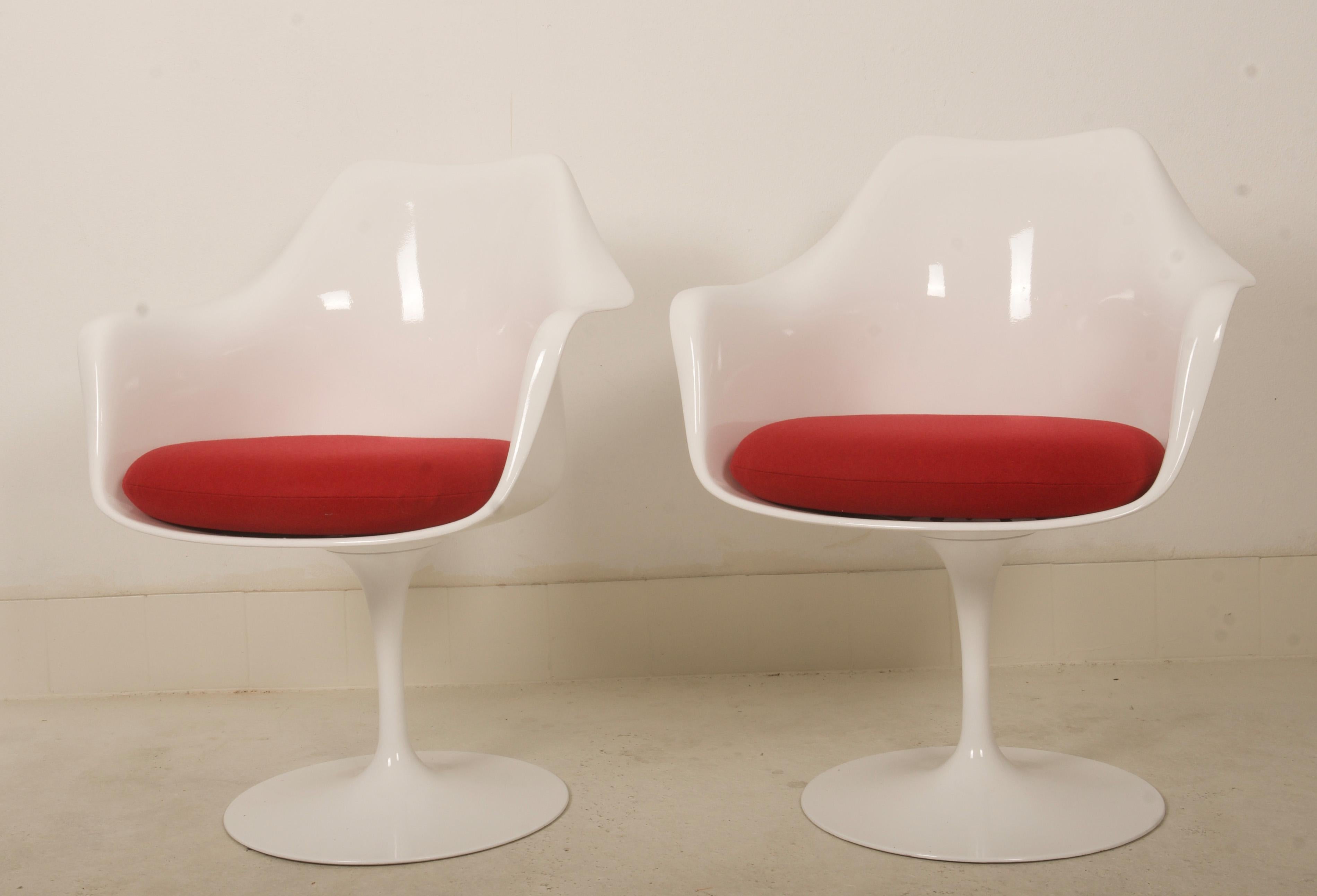 Coppia di poltrone 'Tulip', modello 151, design Eero Saarinen, 1955-1956. Prima produzione, probabilmente anni '60. Fibra di vetro stampata laccata bianca e seduta con rivestimento in lana. Prodotto da Knoll International.