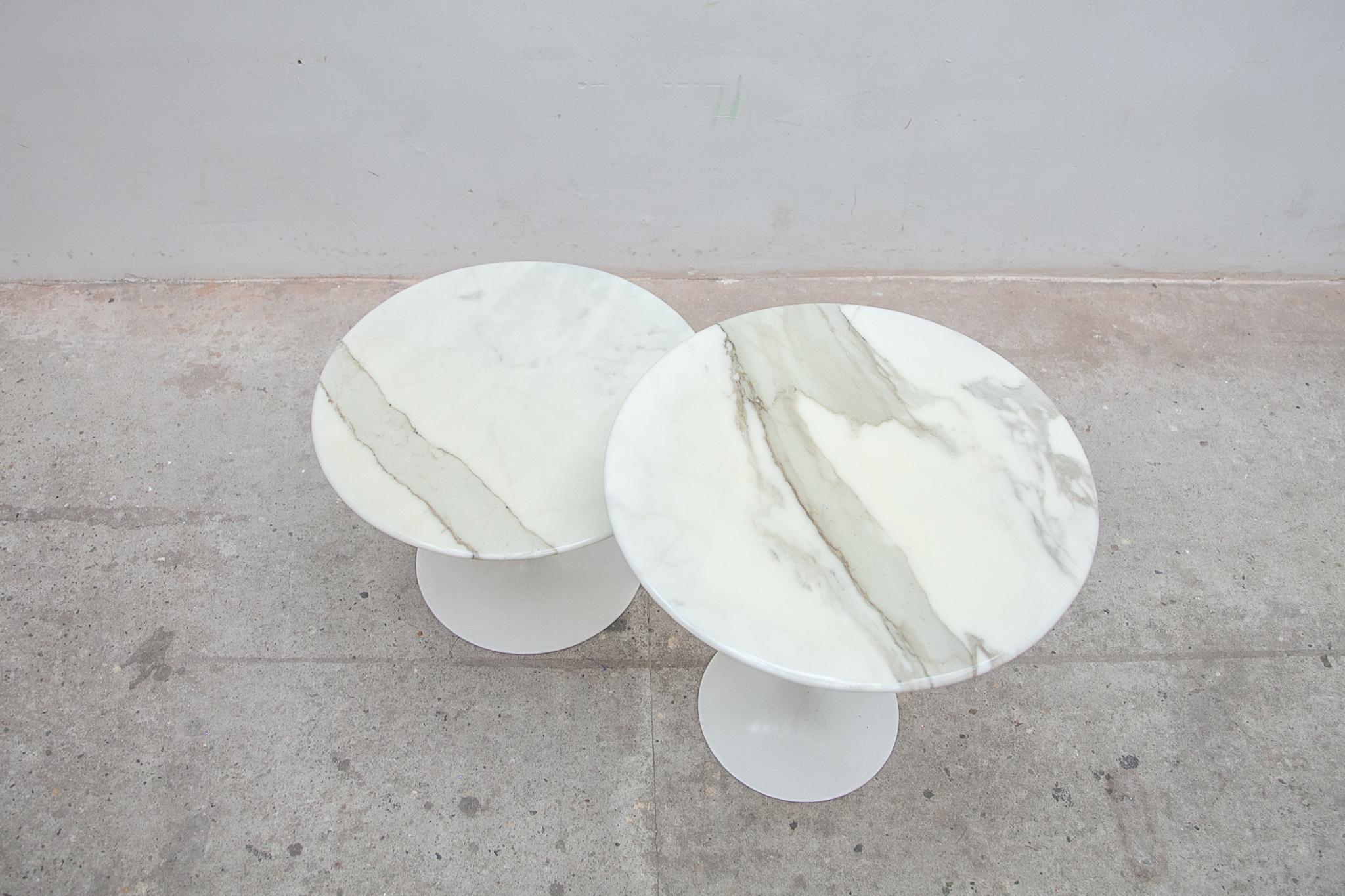 Pair of splendid Tulip coffee tables whit white marble top designed by Eero Saarinen for Knoll. The design of the tulip series dates back to 1956 and has been one of the most sought-after classics in vintage design ever since.
Condition: Very good