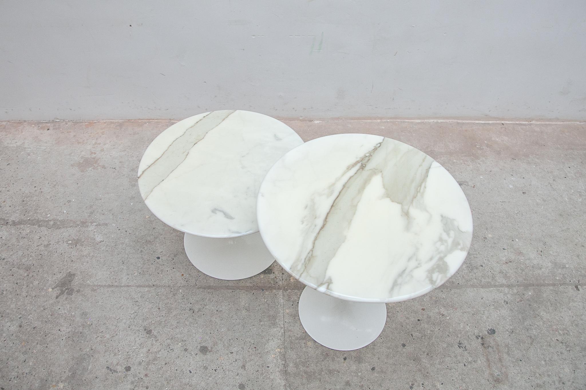 Mid-Century Modern Set of Two Eero Saarinen Sofa Side Tables in White Marble for Knoll, Labeled