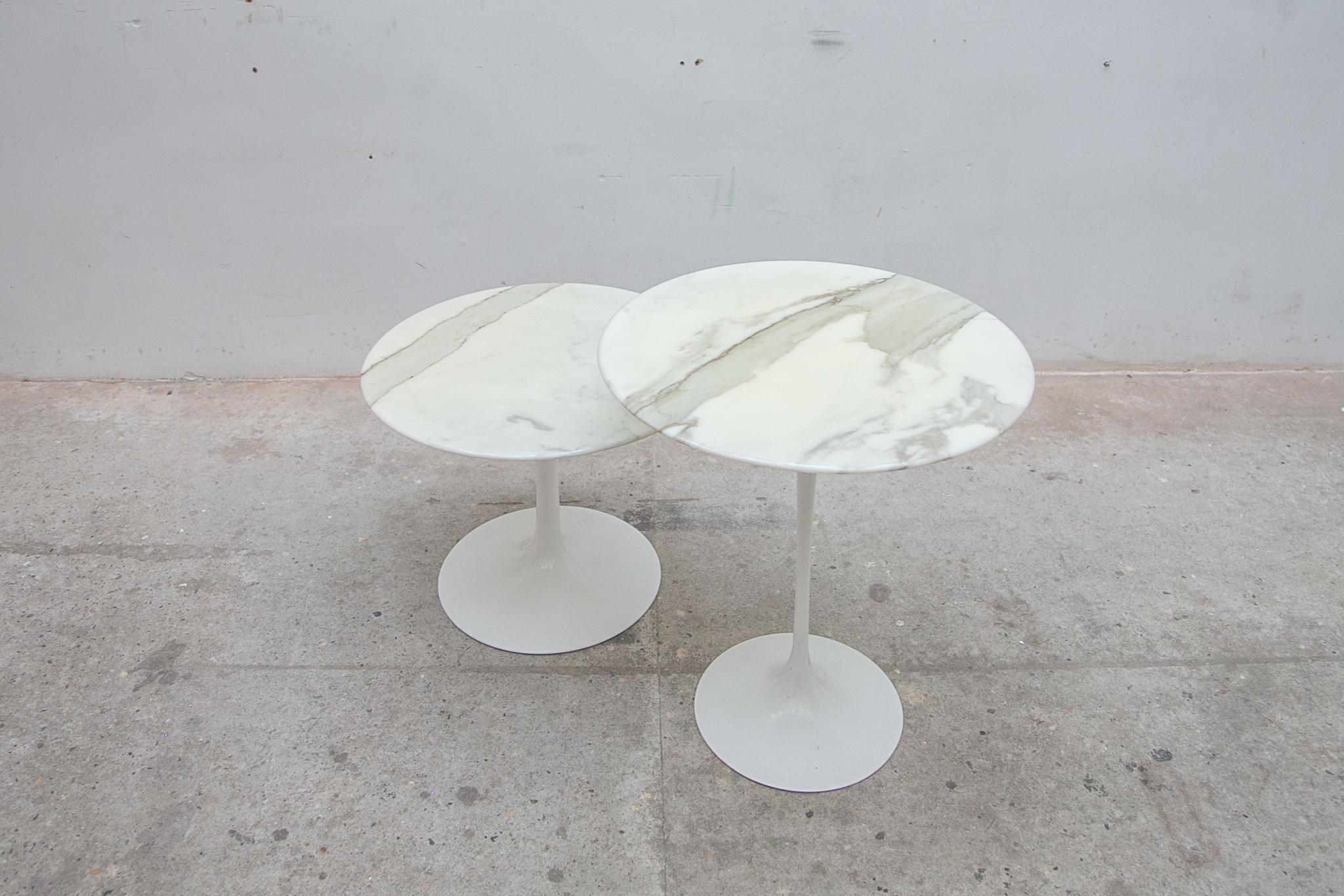 Italian Set of Two Eero Saarinen Sofa Side Tables in White Marble for Knoll, Labeled