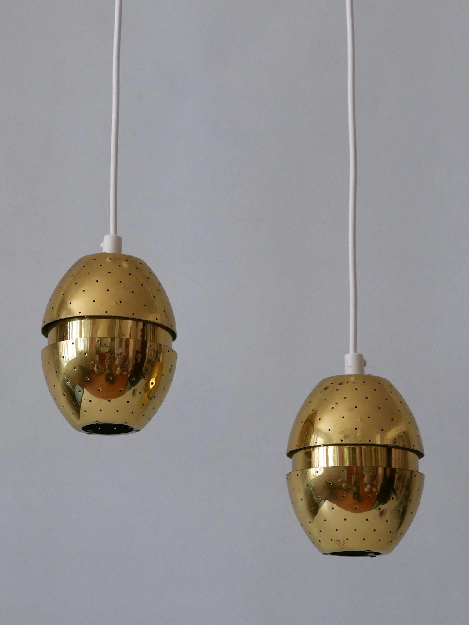 Set di due rare, deliziose e altamente decorative lampade a sospensione o lampade a sospensione 'Florina T790' in ottone traforato a forma di uovo della Mid-Century Modern. Disegnata da Hans-Agne Jakobsson per AB Markaryd, Svezia, 1960.

Realizzata