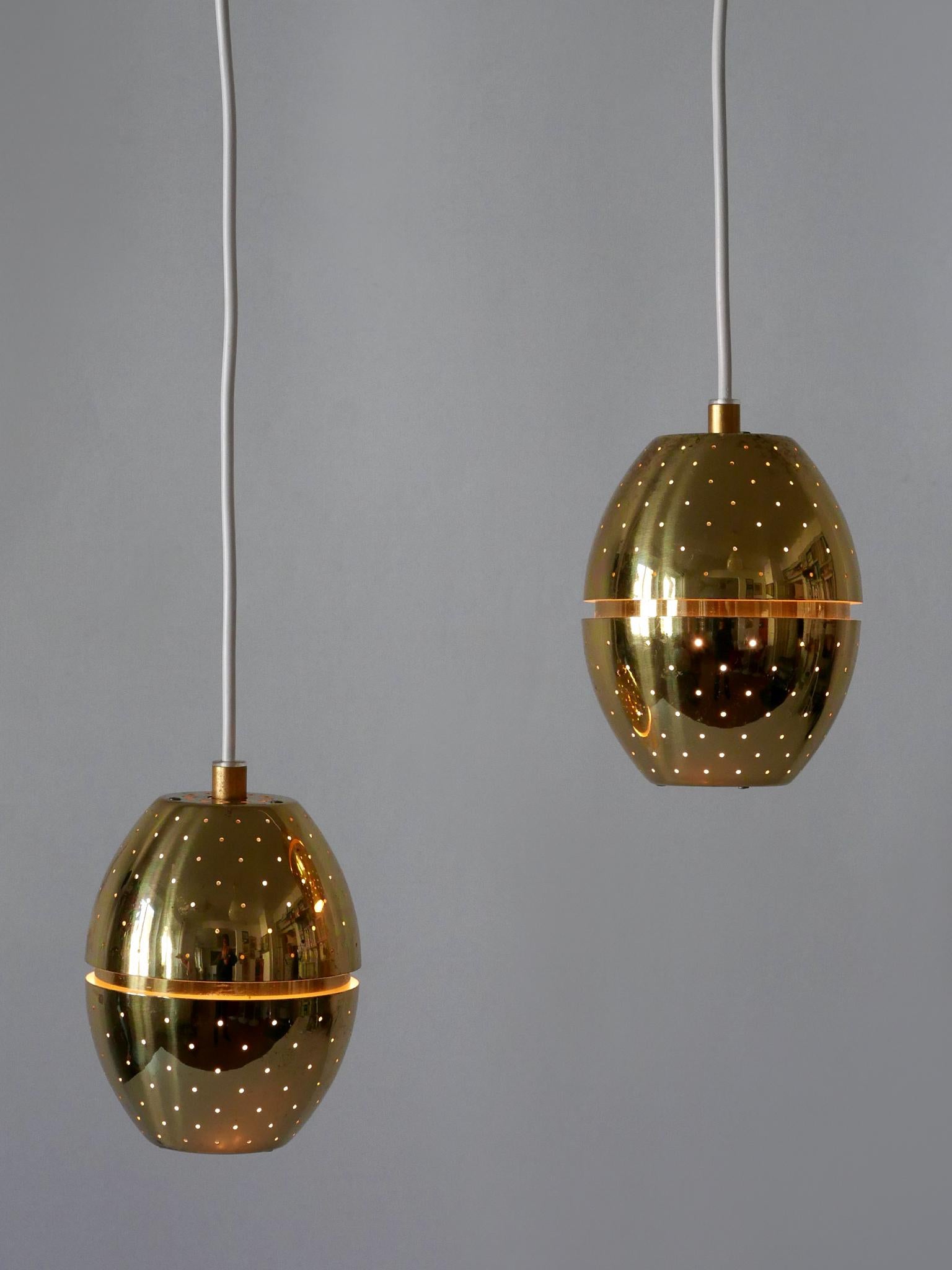 Set di due rare, deliziose e altamente decorative lampade a sospensione o lampade a sospensione 'Florina T790' in ottone traforato a forma di uovo della Mid-Century Modern. Disegnata da Hans-Agne Jakobsson per AB Markaryd, Svezia, 1960.

Realizzata