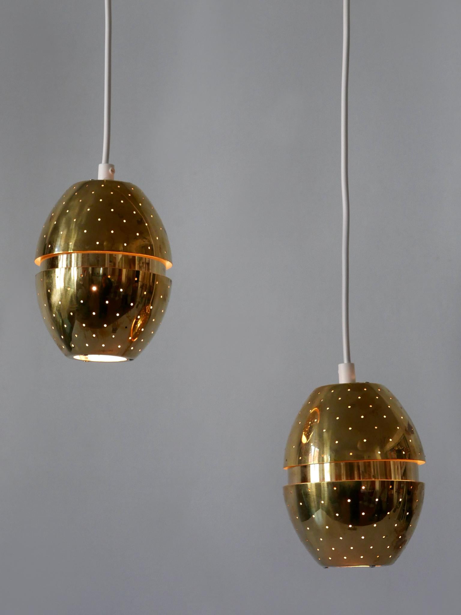 Set di due rare, deliziose e altamente decorative lampade a sospensione o lampade a sospensione 'Florina T790' in ottone traforato a forma di uovo della Mid-Century Modern. Disegnata da Hans-Agne Jakobsson per AB Markaryd, Svezia, 1960.

Realizzata