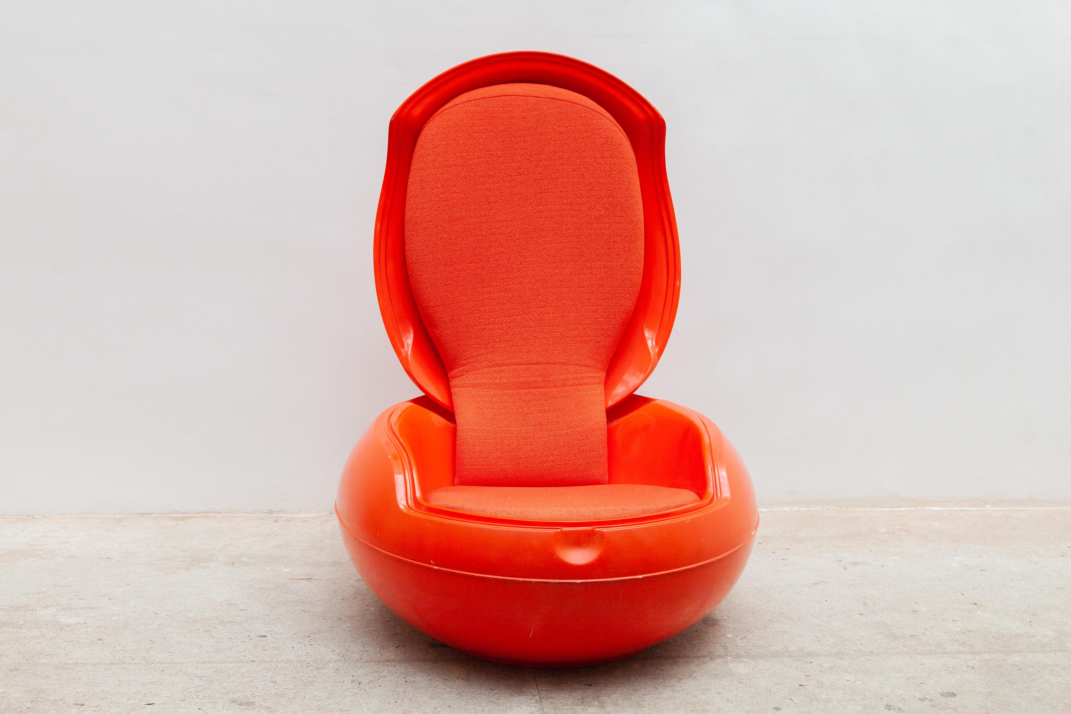 egg chair that closes