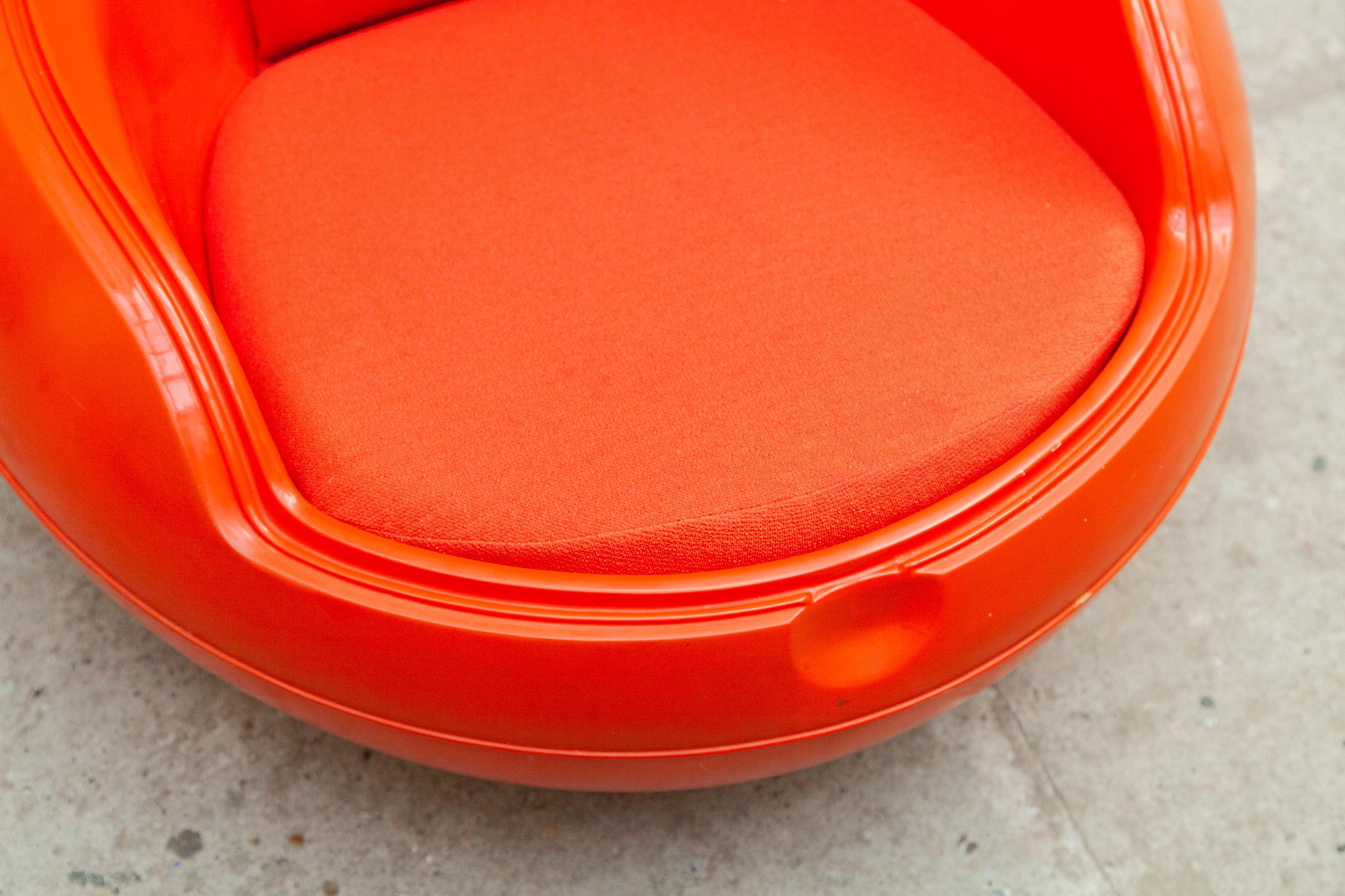 Set of Two Egg Spage Age Lounge Chairs Designed by Peter Ghyczy, 1960s, Pop Art In Good Condition For Sale In Antwerp, BE