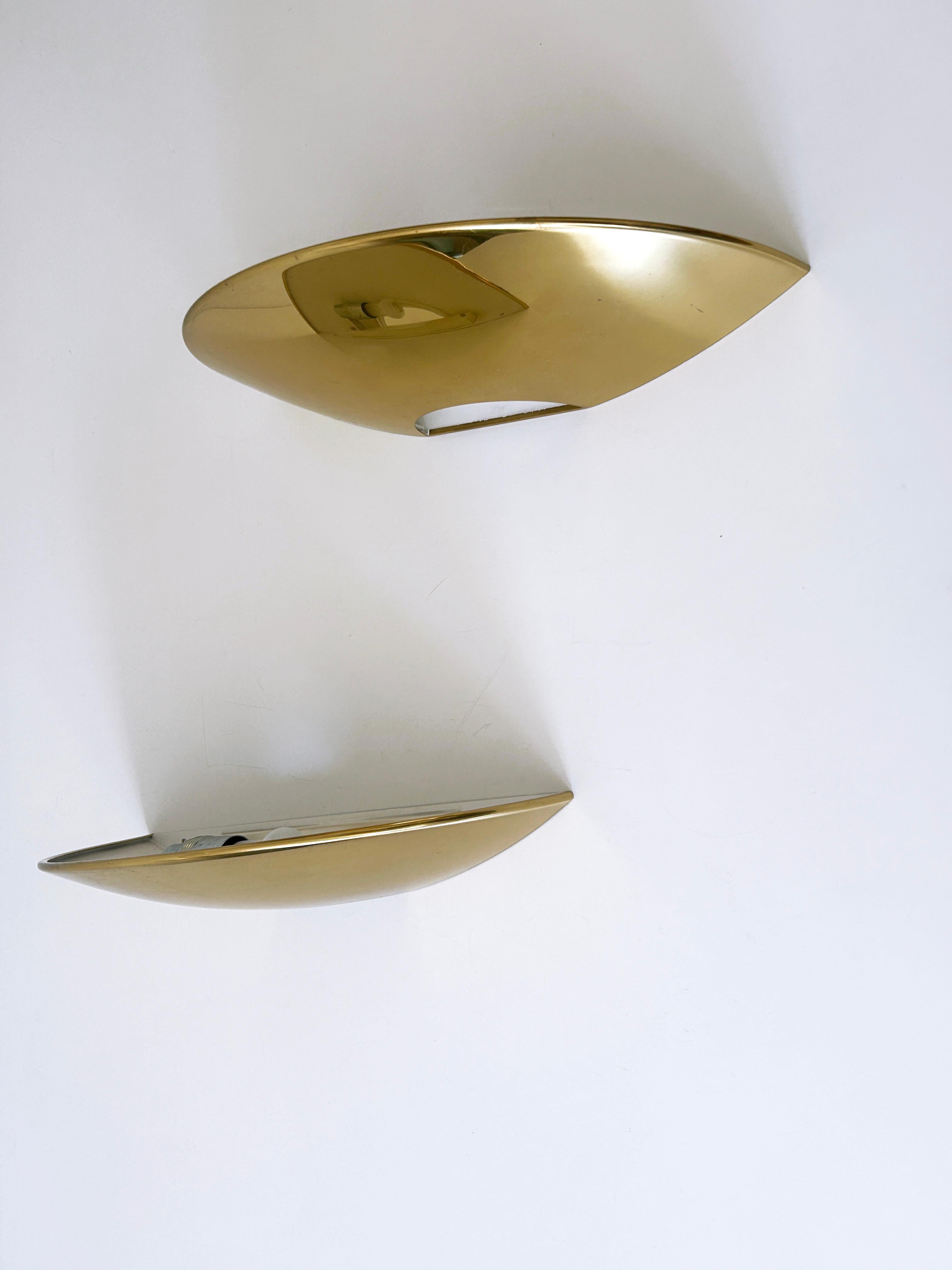Set of Two Elegant Brass Wall Lamps or Sconces by Florian Schulz Germany 1970s For Sale 7