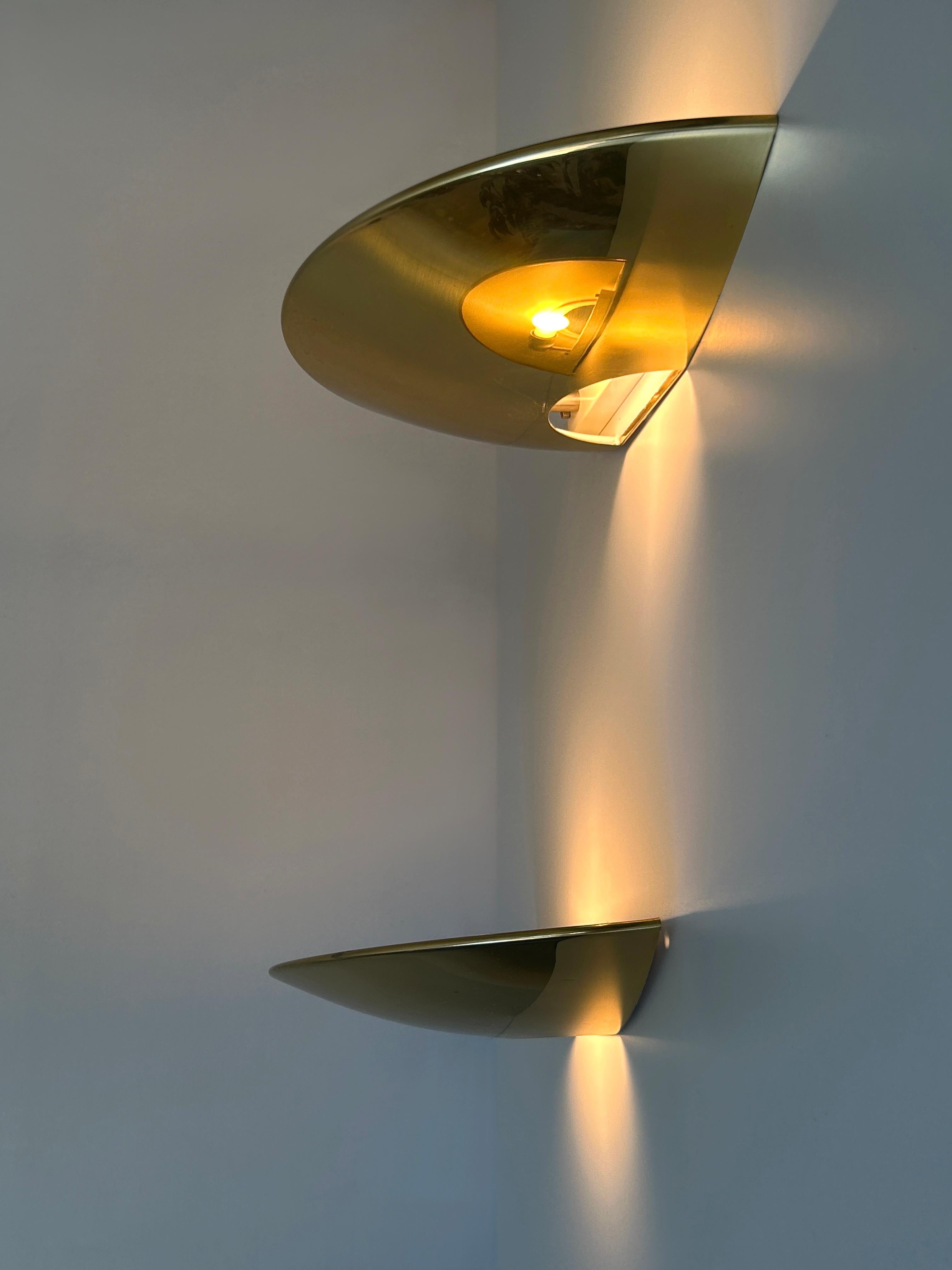 Set of Two Elegant Brass Wall Lamps or Sconces by Florian Schulz Germany 1970s For Sale 8