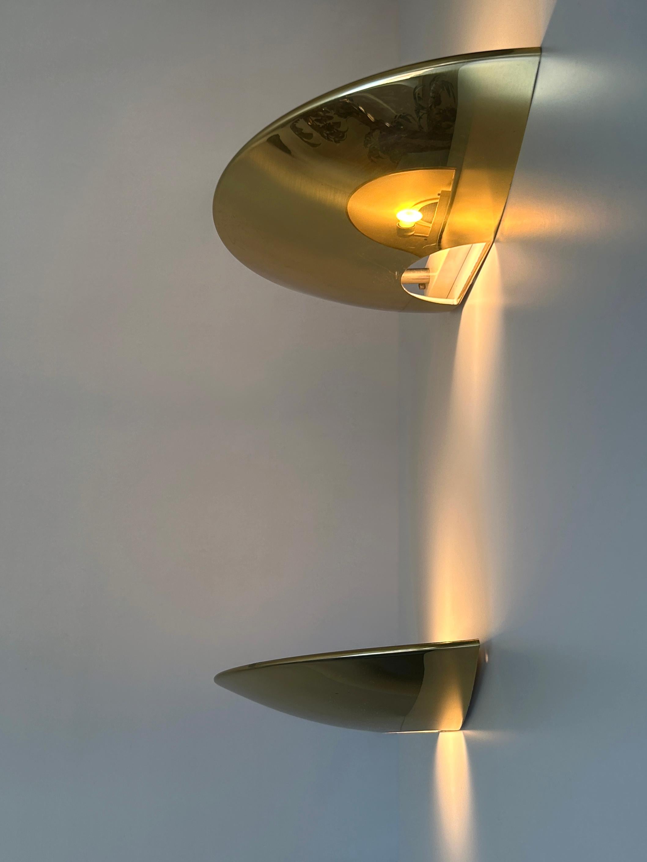Set of Two Elegant Brass Wall Lamps or Sconces by Florian Schulz Germany 1970s For Sale 10