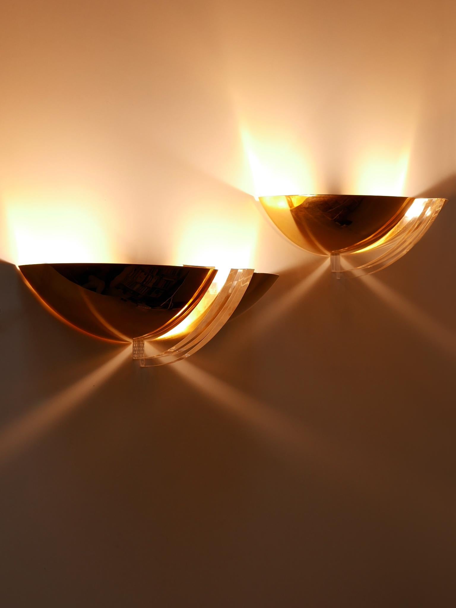 Set di due eleganti lampade da parete in ottone dorato e lucite Germania anni '80 in vendita 6