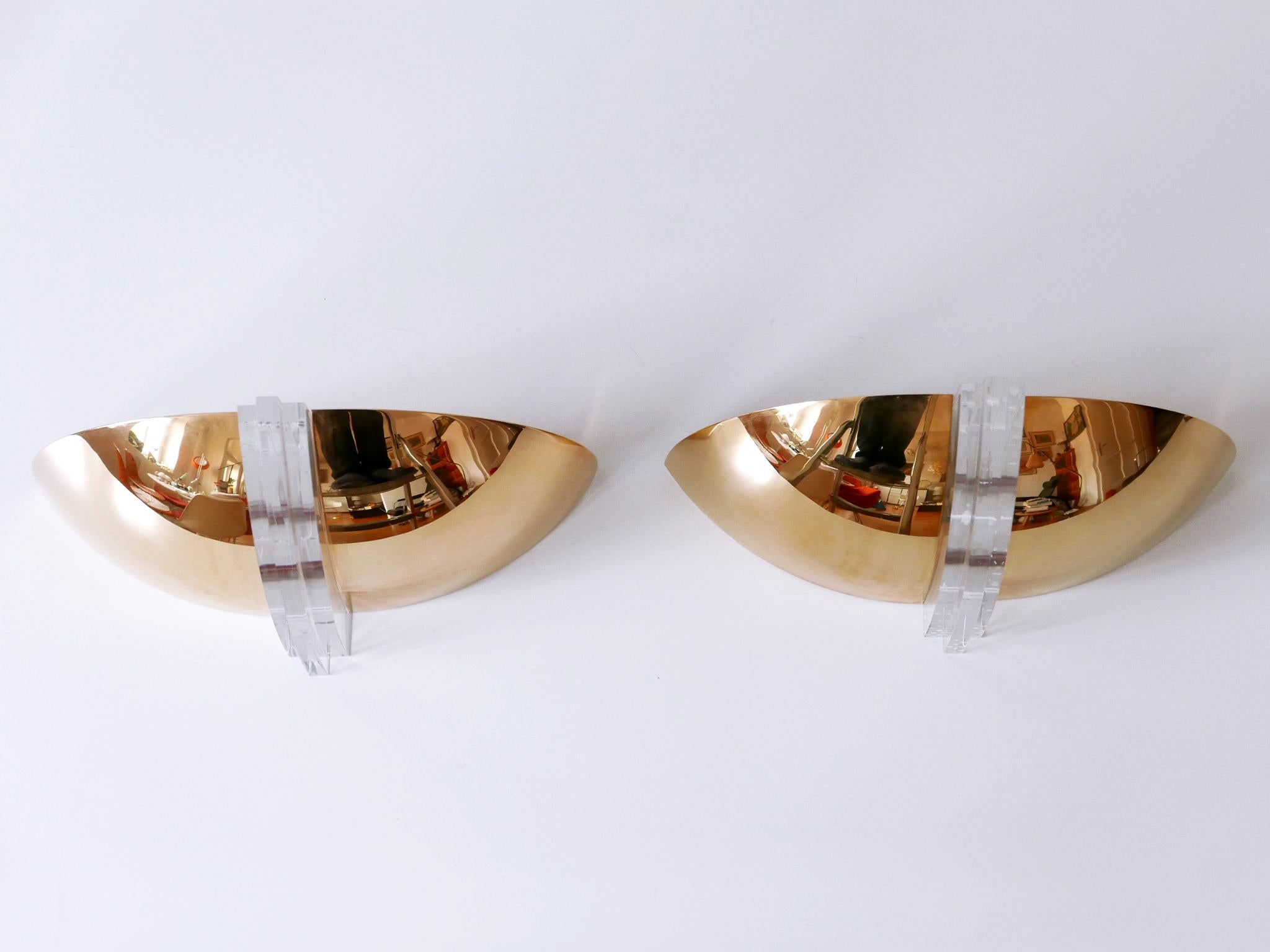 Tedesco Set di due eleganti lampade da parete in ottone dorato e lucite Germania anni '80 in vendita