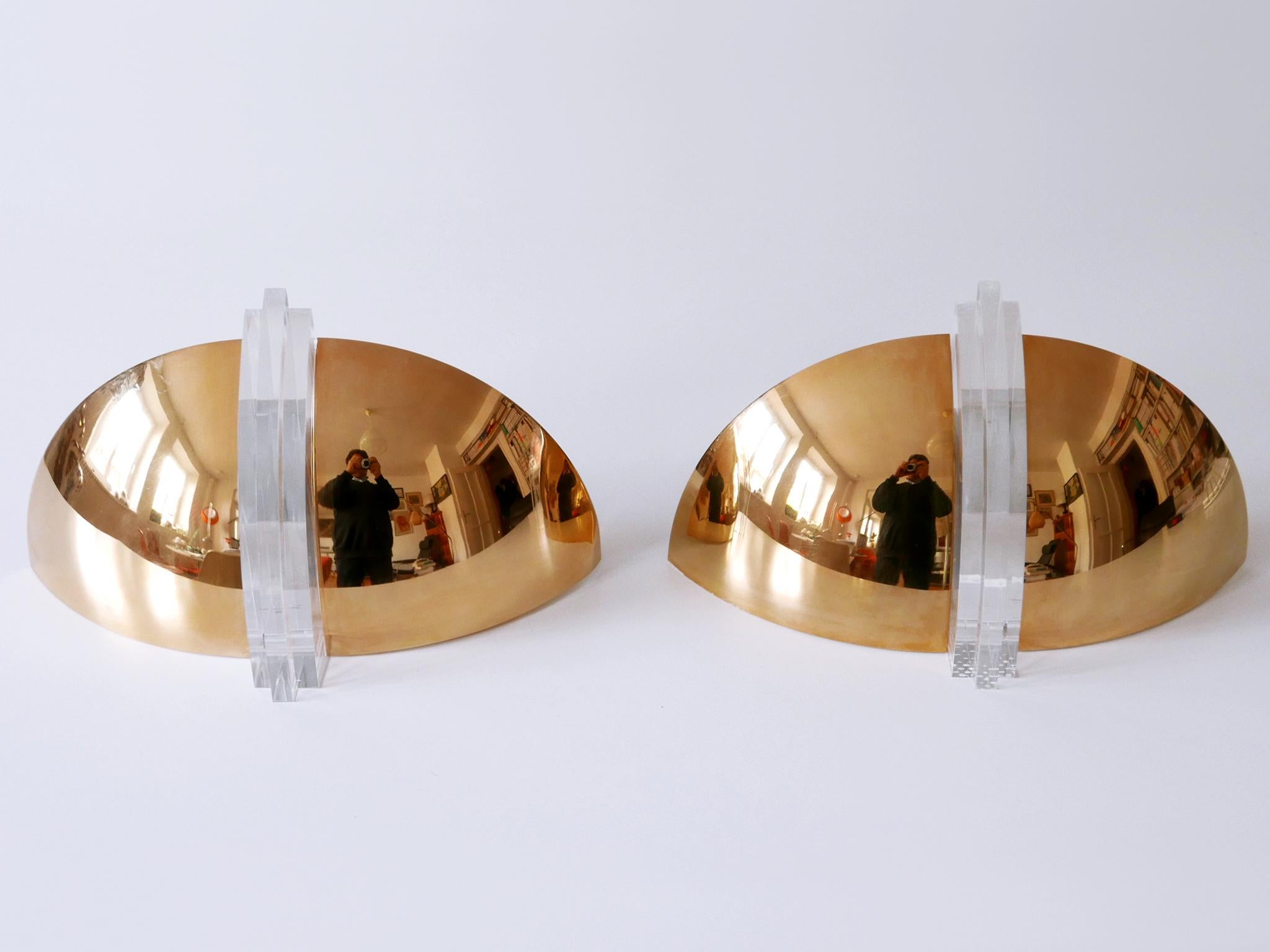 Ottone Set di due eleganti lampade da parete in ottone dorato e lucite Germania anni '80 in vendita