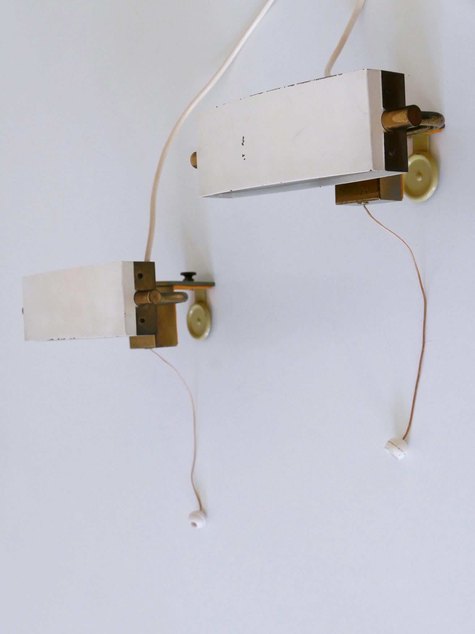 Ensemble de deux rares et élégantes lampes de chevet / appliques à abat-jour rotatif de style moderne du milieu du siècle. Plus léger en bas et en haut. Conçu et fabriqué par Paul Neuhaus Leuchten, Allemagne, années 1950.

Réalisée en laiton et en