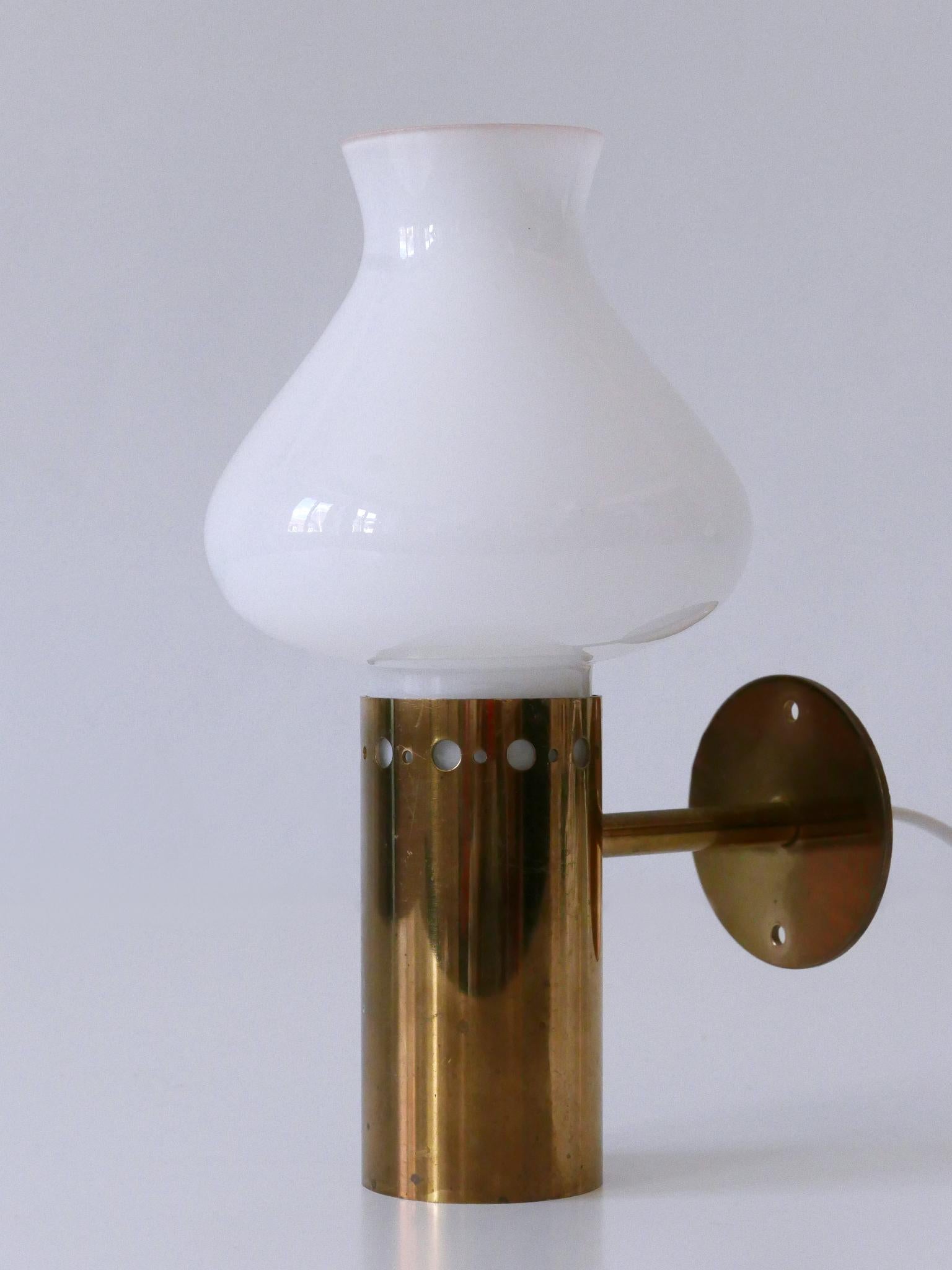 Ensemble de deux élégantes appliques en laiton et verre The Moderns Elegance Suède années 1950 en vente 3