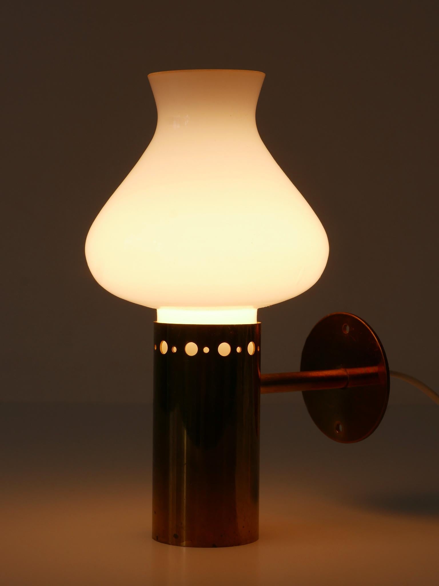 Ensemble de deux élégantes appliques en laiton et verre The Moderns Elegance Suède années 1950 en vente 4