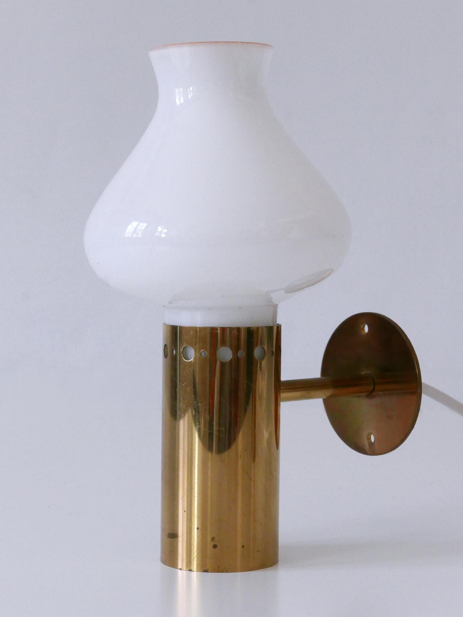 Ensemble de deux élégantes appliques en laiton et verre The Moderns Elegance Suède années 1950 en vente 5