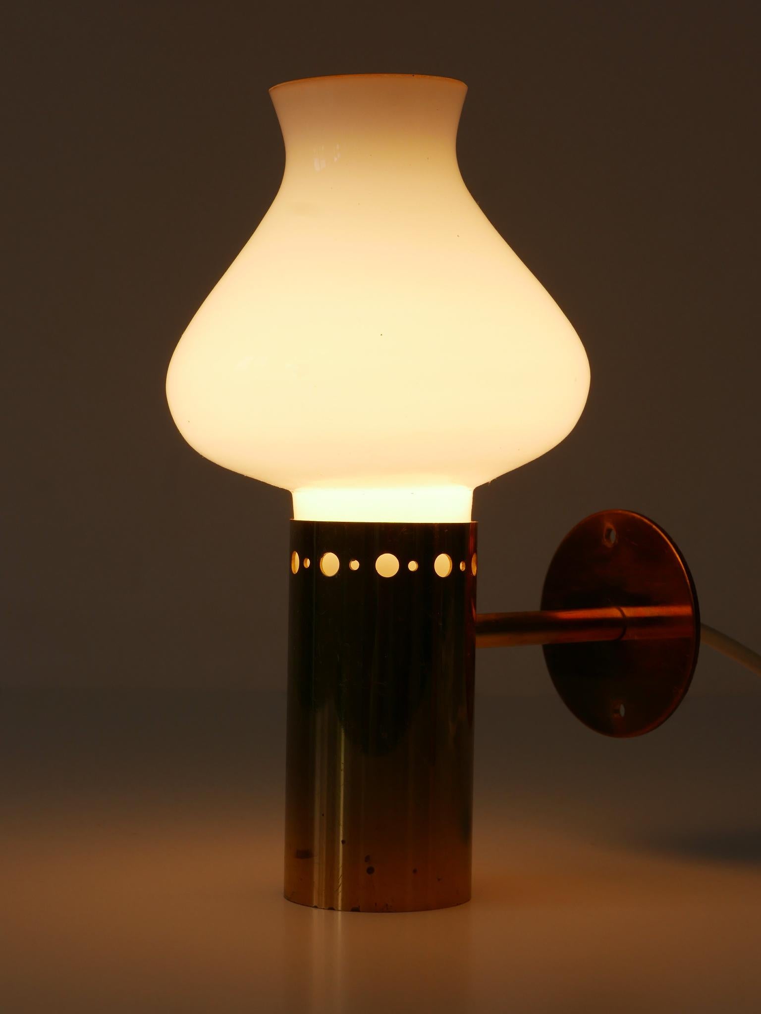 Ensemble de deux élégantes appliques en laiton et verre The Moderns Elegance Suède années 1950 en vente 6