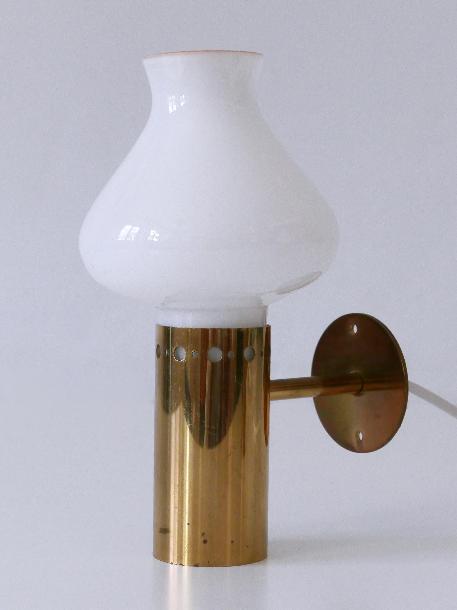 Ensemble de deux élégantes appliques en laiton et verre The Moderns Elegance Suède années 1950 en vente 7