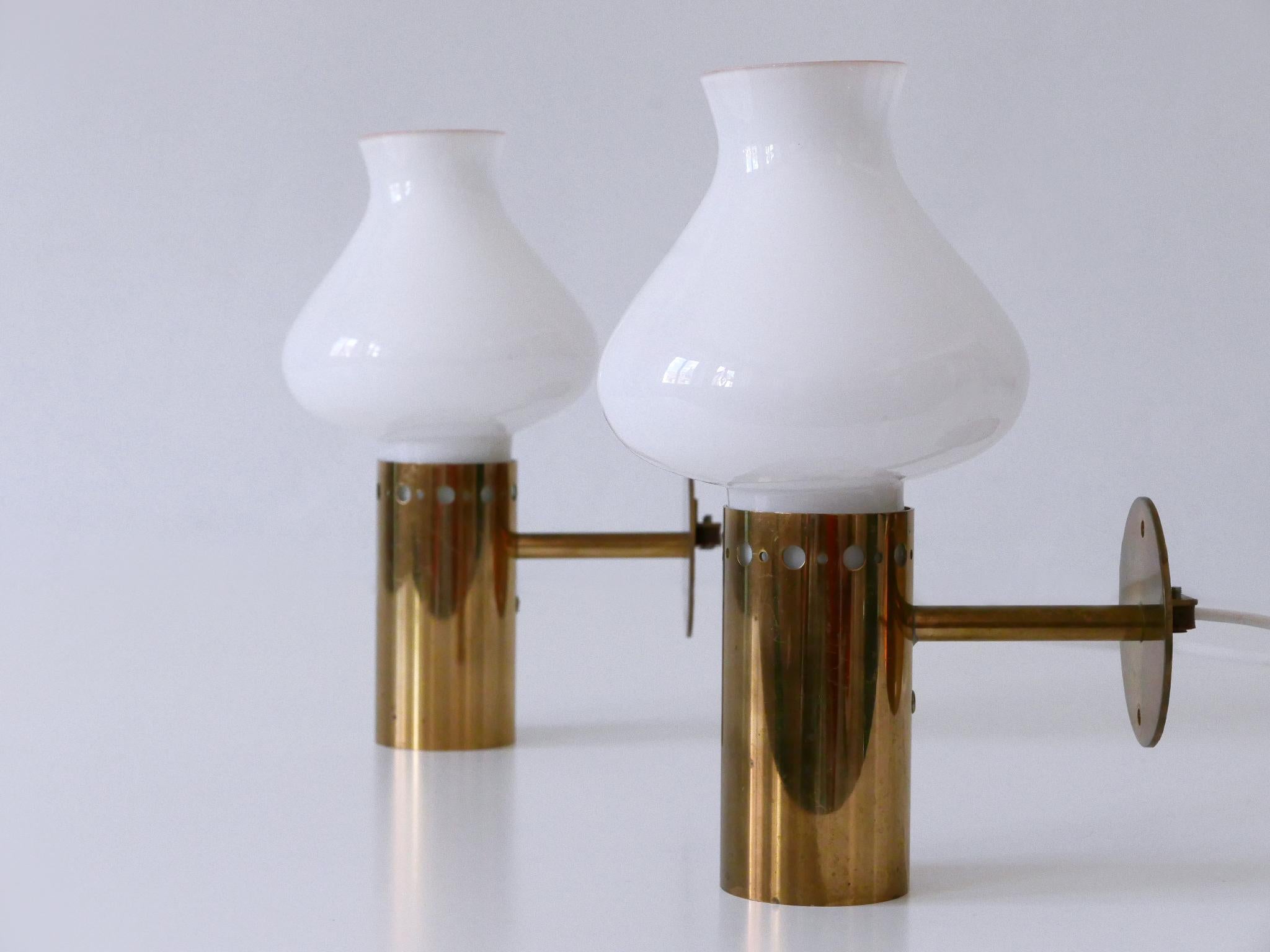 Ensemble de deux élégantes appliques en laiton et verre The Moderns Elegance Suède années 1950 en vente 8