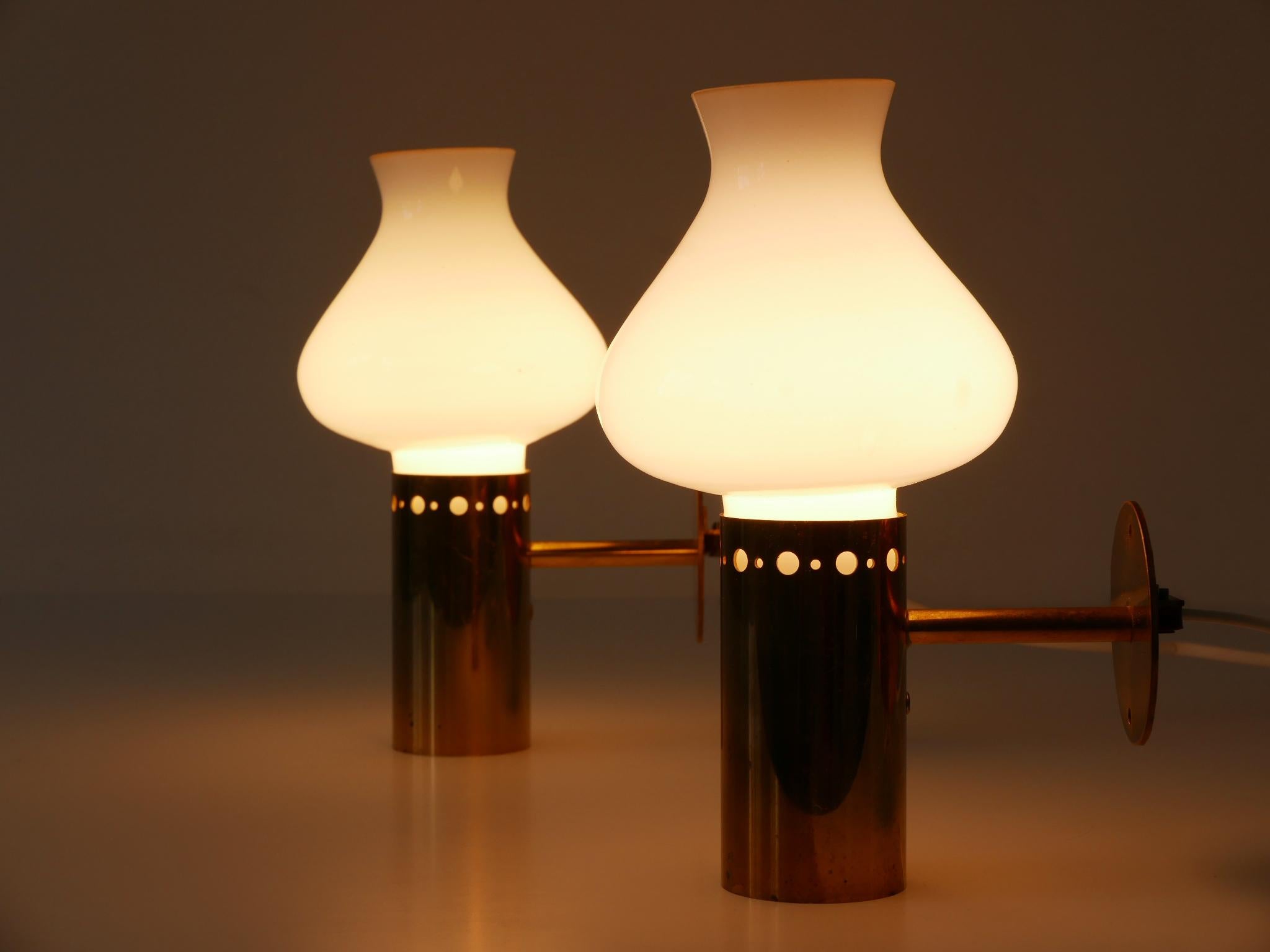 Ensemble de deux élégantes appliques en laiton et verre The Moderns Elegance Suède années 1950 en vente 9